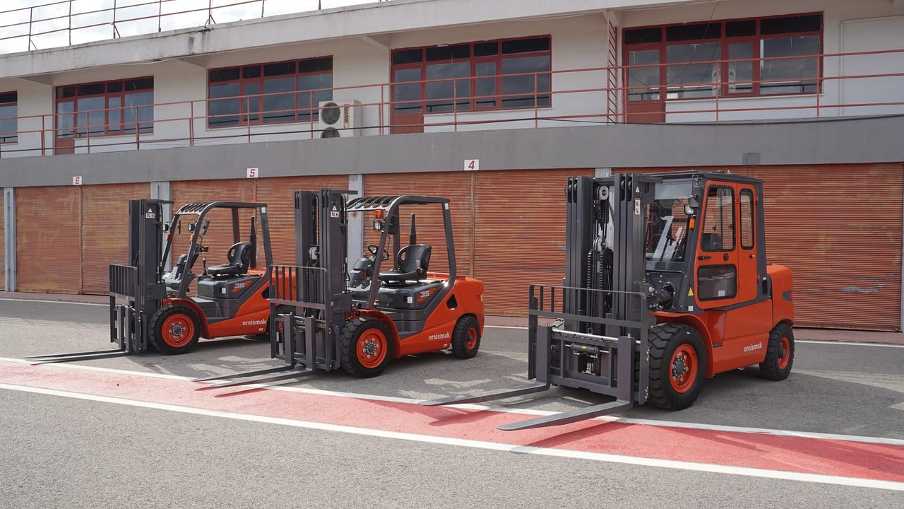 Land vehicle, Forklift truck, Automotive tire, Wheel, Tread, Asphalt