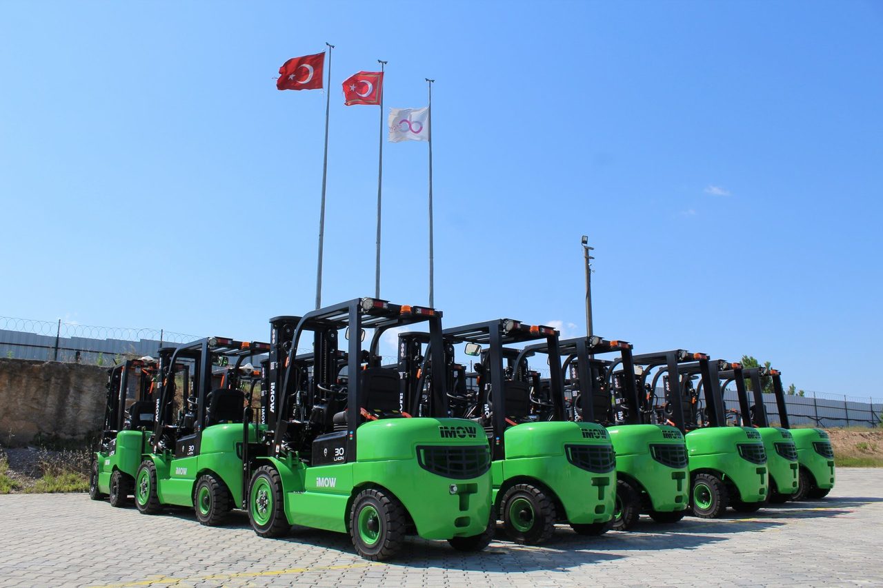Automotive tire, Motor vehicle, Agricultural machinery, Road surface, Wheel, Sky, Tread