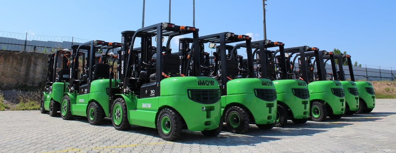 Automotive tire, Motor vehicle, Forklift truck, Wheel, Sky, Green, Tread