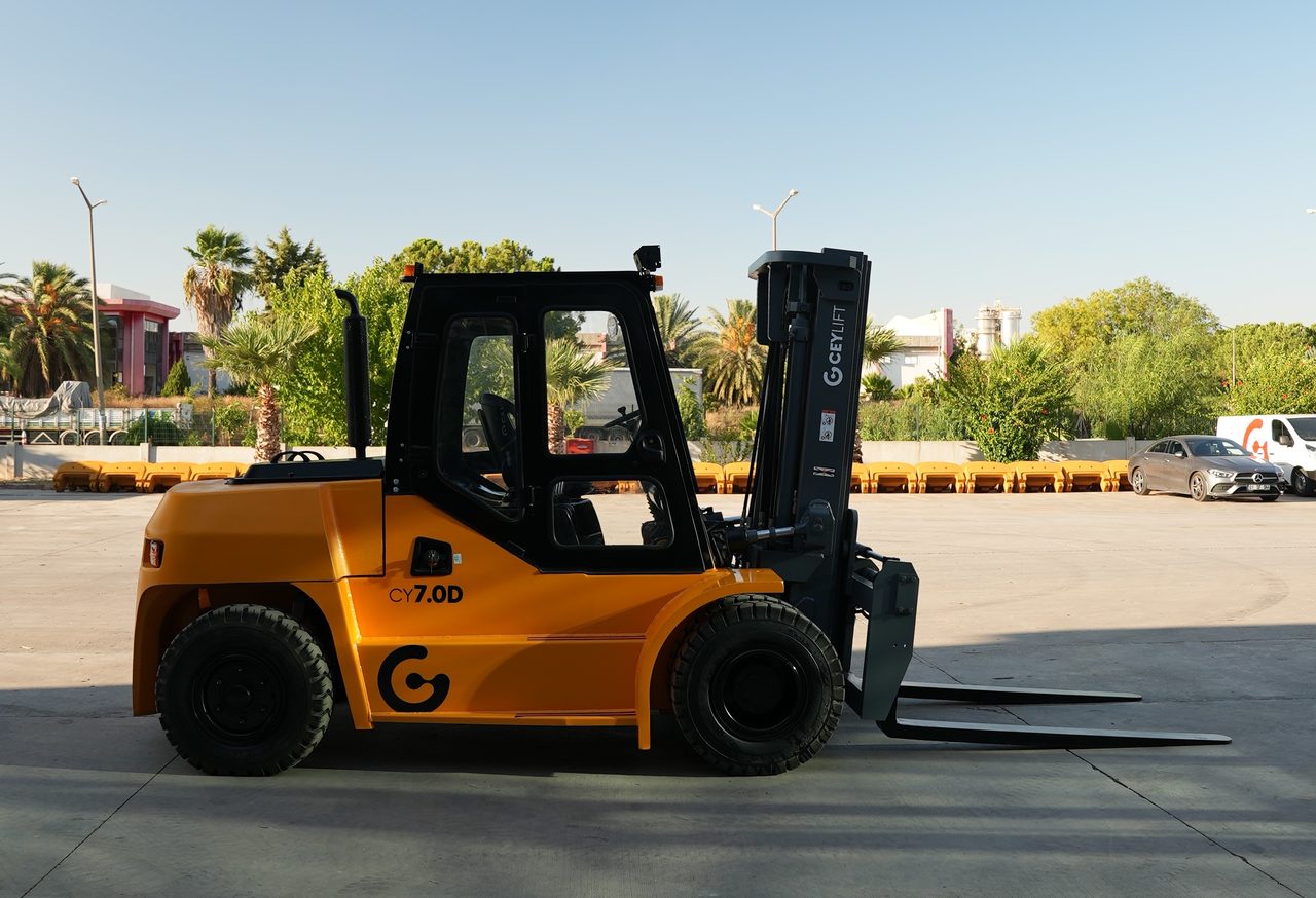 Forklift truck, Automotive tire, Road surface, Motor vehicle, Wheel, Sky, Tread, Tree