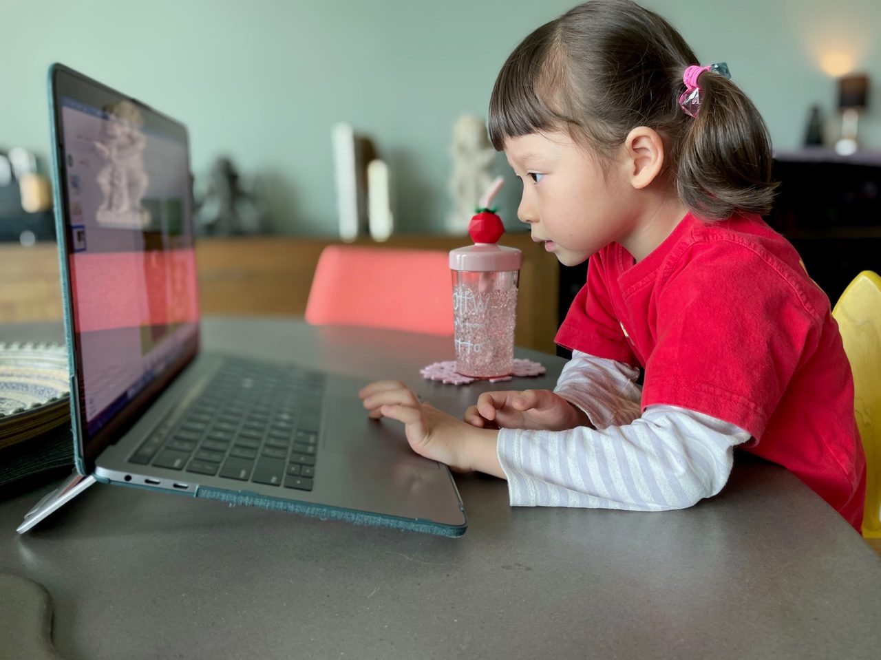 Personal computer, Table, Hand, Furniture, Laptop, Touchpad, Desk, Netbook