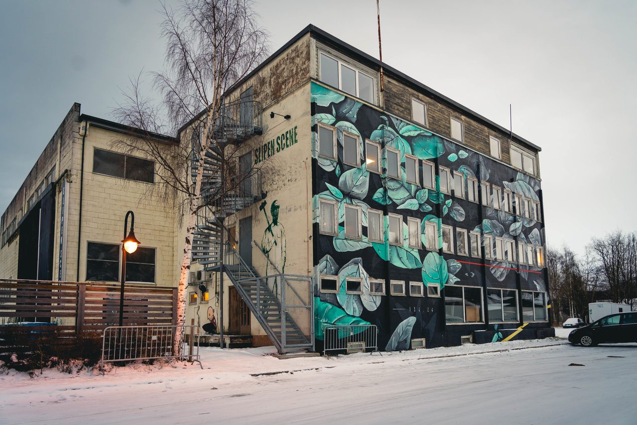 Urban design, Sky, Building, Tree, Window, Snow, Tire, Neighbourhood, Wheel