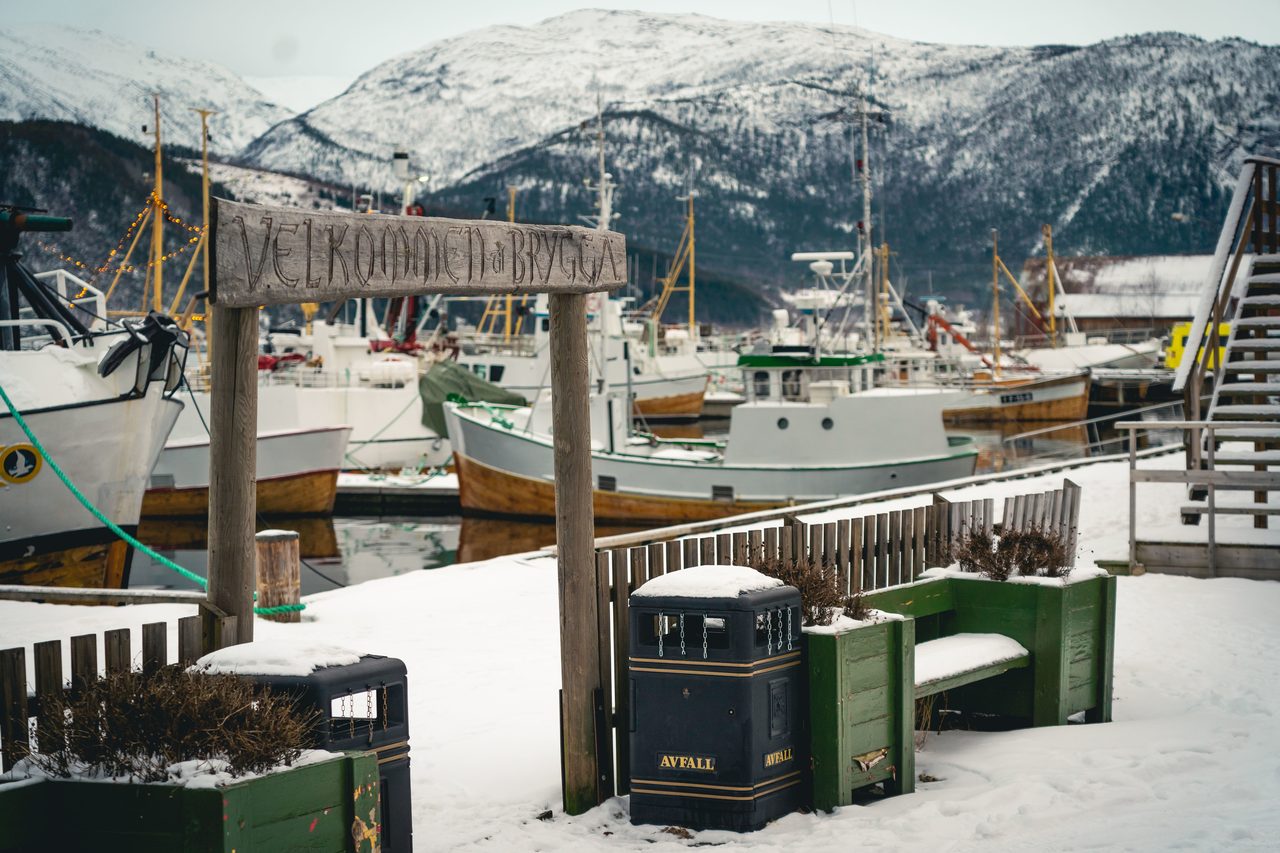 Mode of transport, Waste container, Sky, Mountain, Snow, Watercraft, Infrastructure, Cloud, Boat, Vehicle