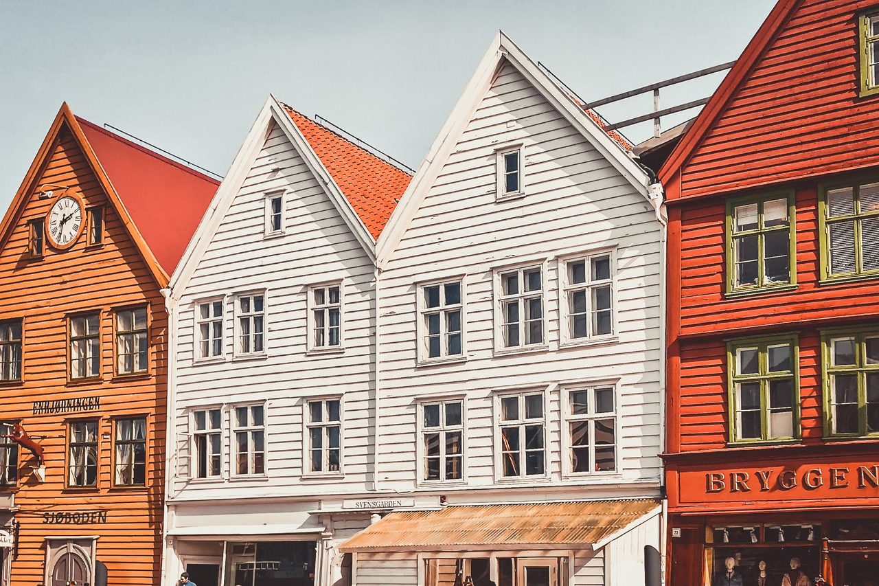 Residential area, Material property, Window, Building, Sky, Brick, Fixture, Neighbourhood, Wood, Siding