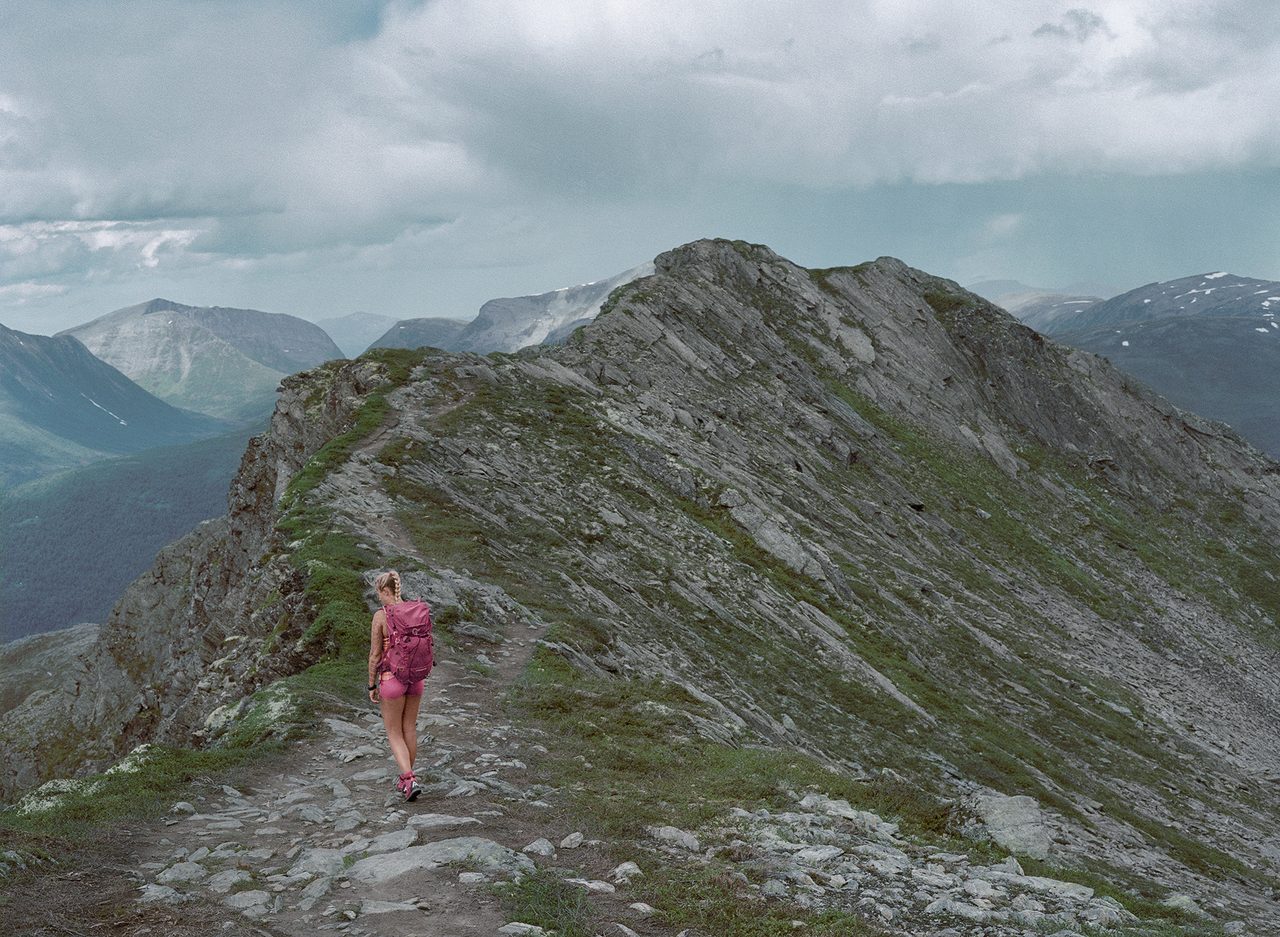 People in nature, Plant community, Outdoor recreation, Mountain, Cloud, Sky, Slope, Terrain, Grass