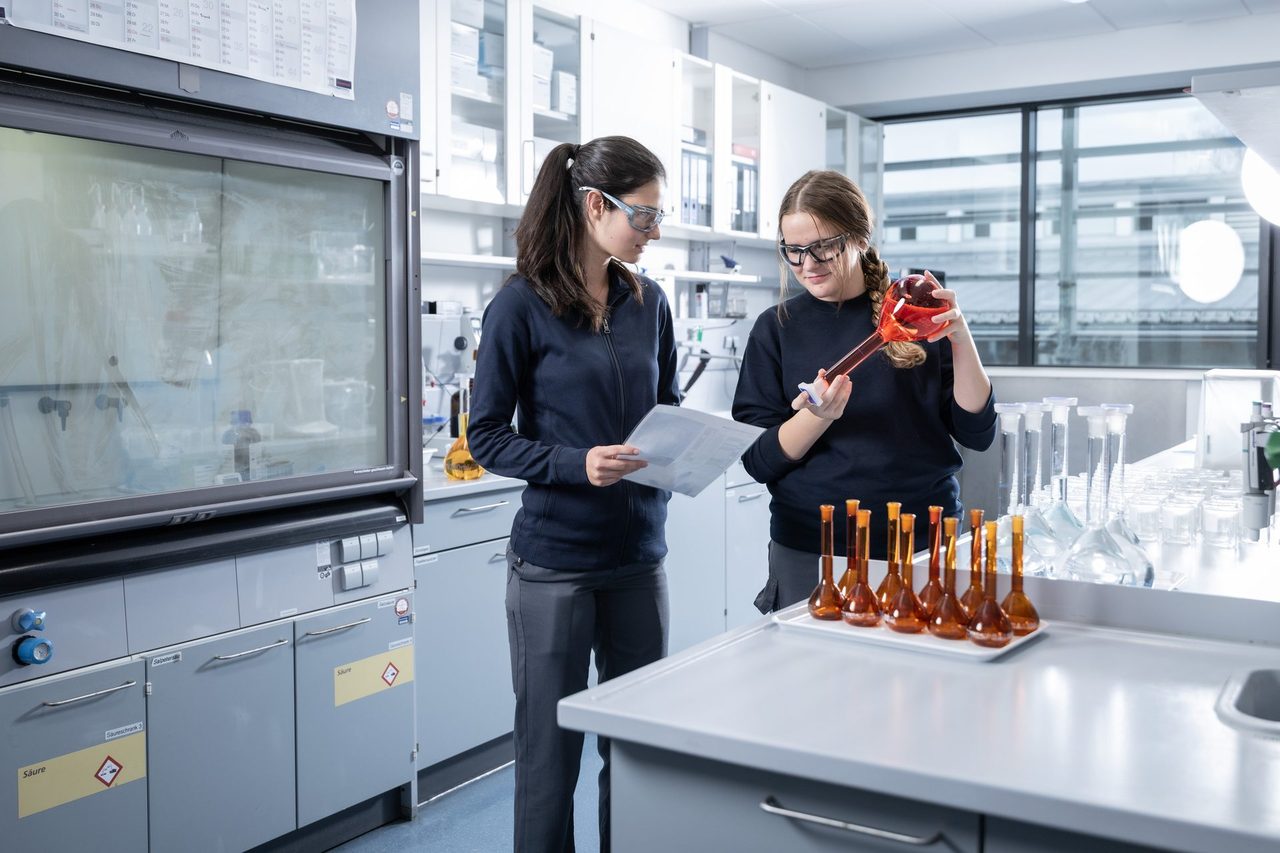 White coat, Chemical engineer, Laboratory equipment, Research institute, Scientist, Chemist, Chemistry, Researcher