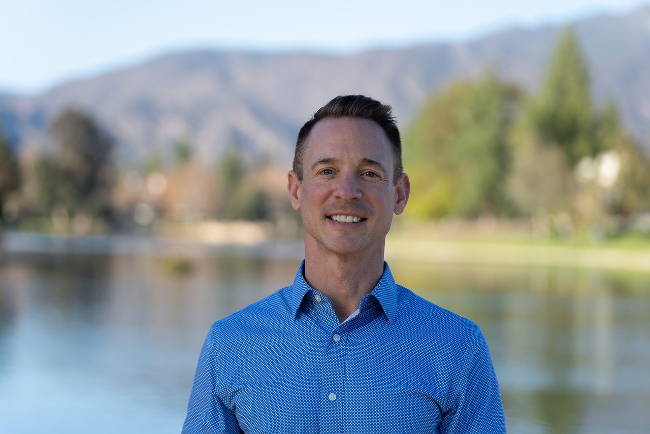 People in nature, Dress shirt, Flash photography, Water, Smile, Eye, Sky, Sleeve, Lake, Happy