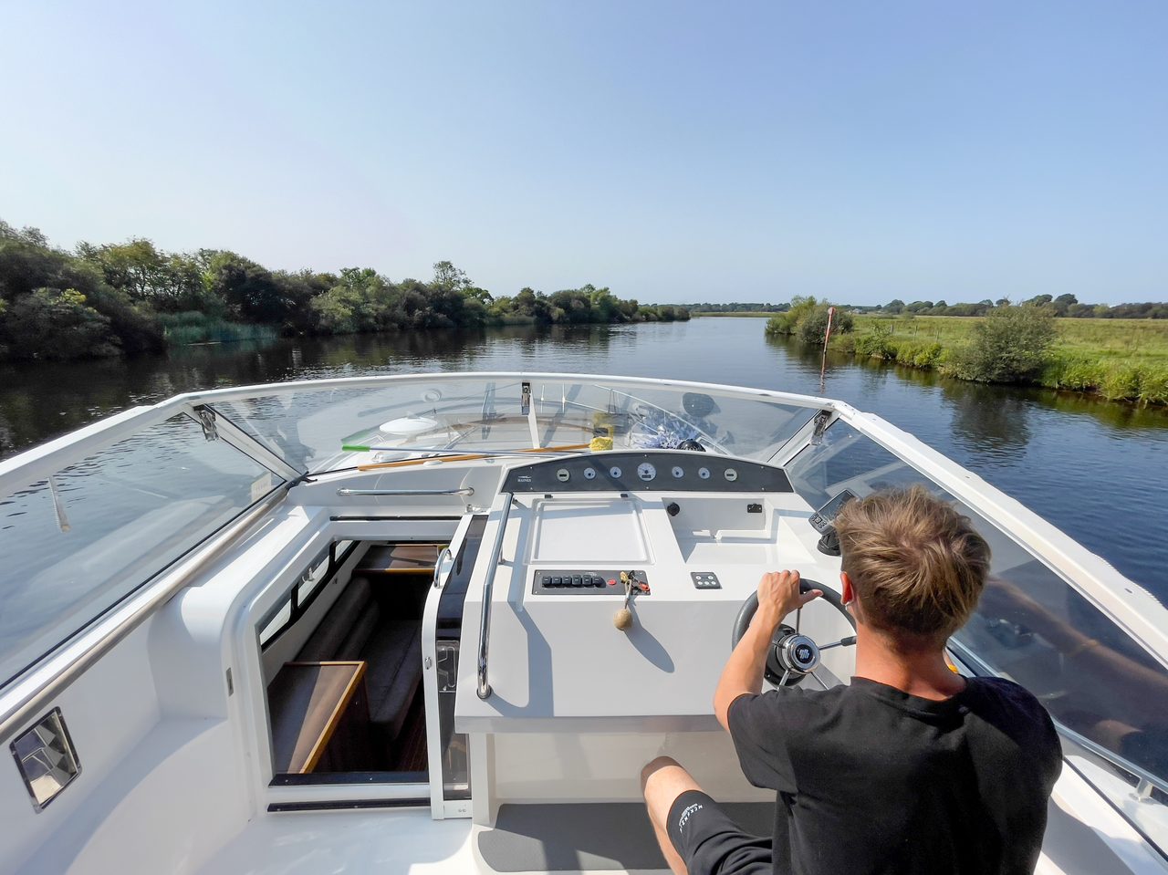 Plant community, Naval architecture, Water, Boat, Sky, Watercraft, Vehicle, Lake, Tree
