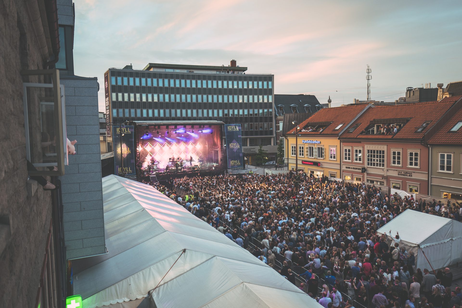 Cloud, Sky, Building, Light, Entertainment, Crowd
