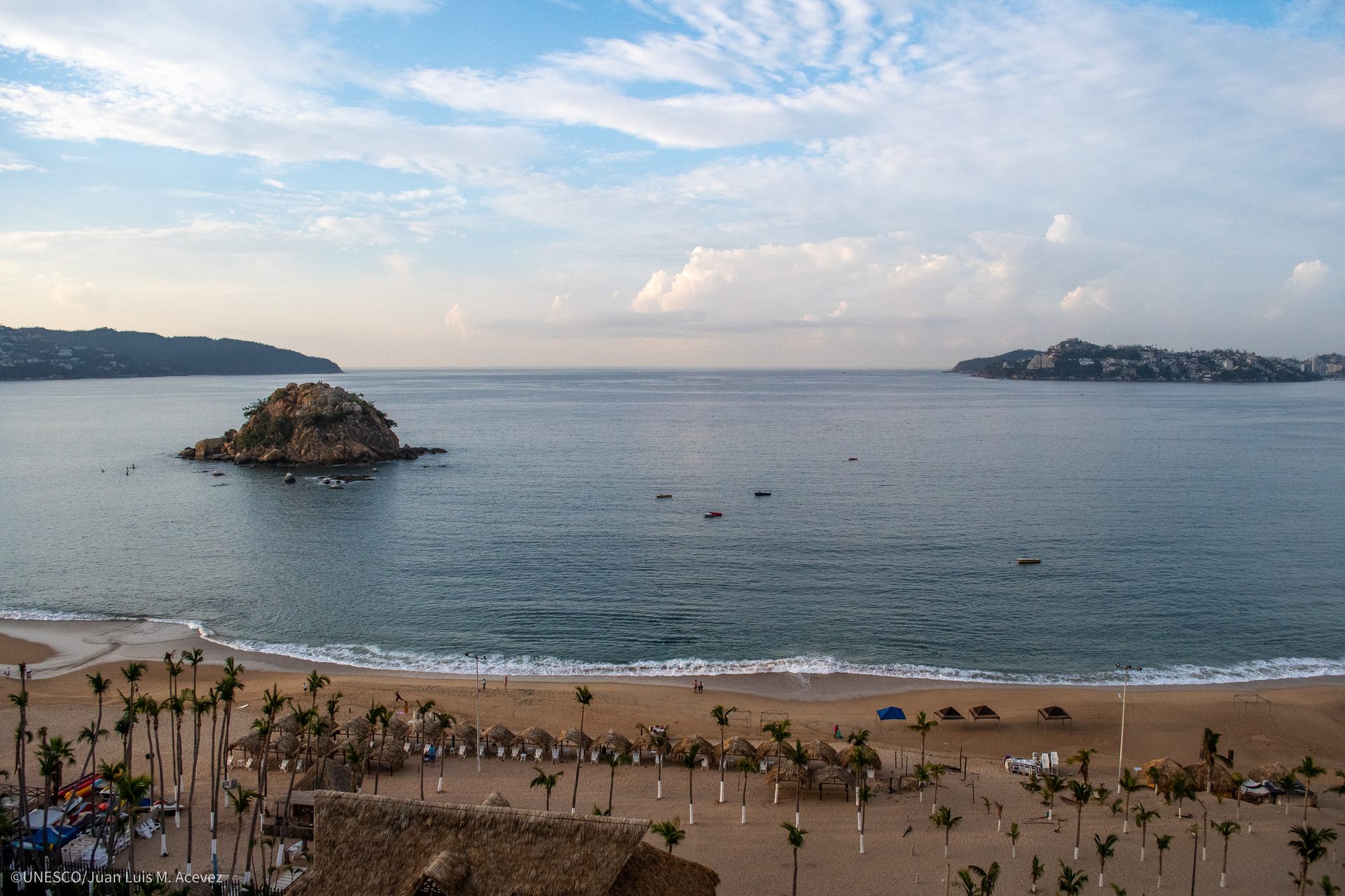 Coastal and oceanic landforms, Water, Cloud, Sky, Daytime, Azure, Nature, Beach, Horizon, Landscape