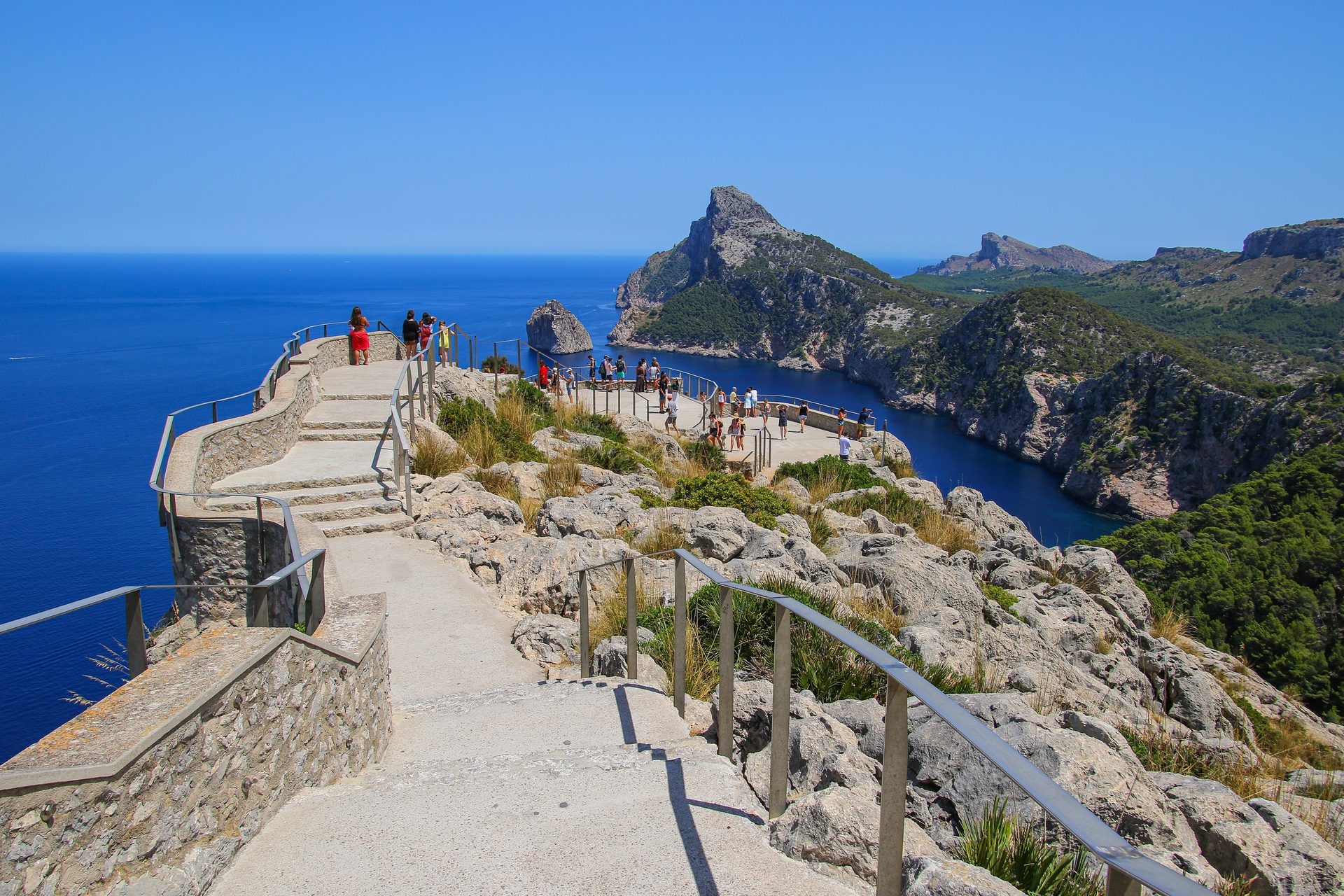 Coastal and oceanic landforms, Sky, Water, Plant, Mountain, Building, Terrain