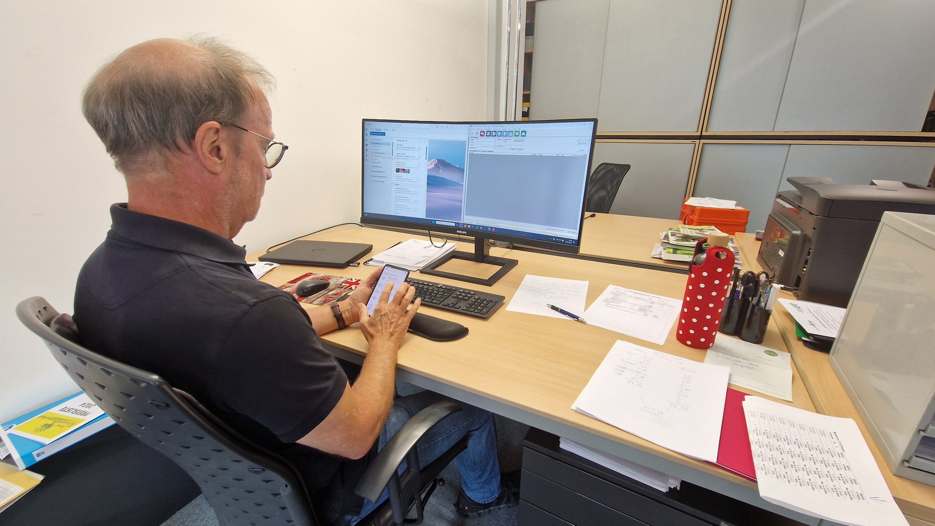Personal computer, Table, Furniture, Desk, Chair, Peripheral
