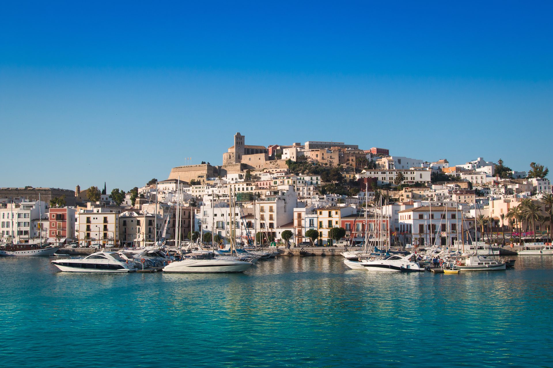 Coastal and oceanic landforms, Water, Sky, Boat, Building, Watercraft, Daytime, Blue, Azure, Lake