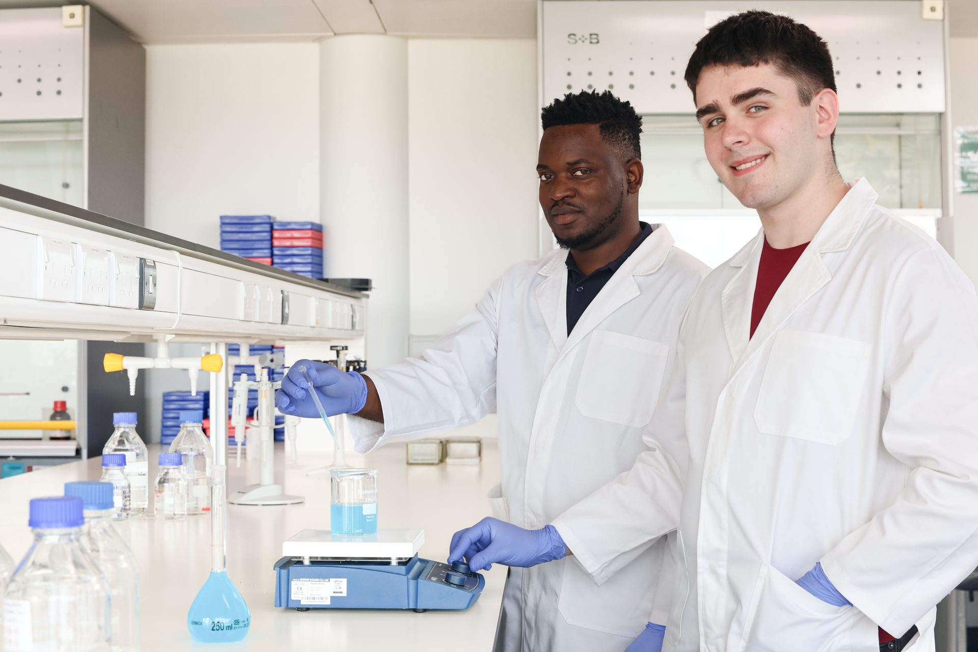 White coat, Health care, Scientist, Laboratory, Sleeve, Fluid, Researcher, Chemistry, Research