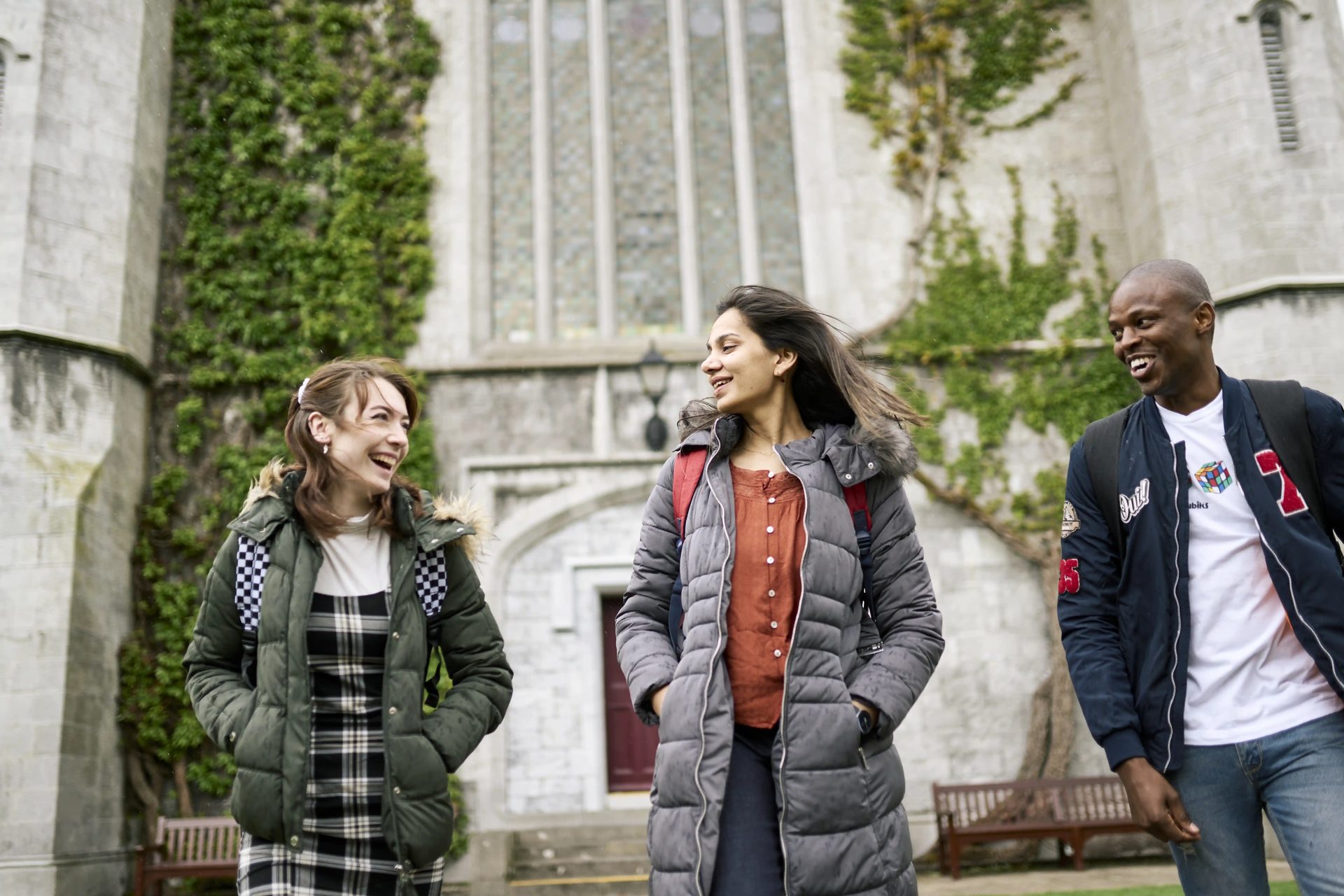 Luggage and bags, Smile, Outerwear, Daytime, Plant, Fashion, Tartan, Temple, Interaction, Happy