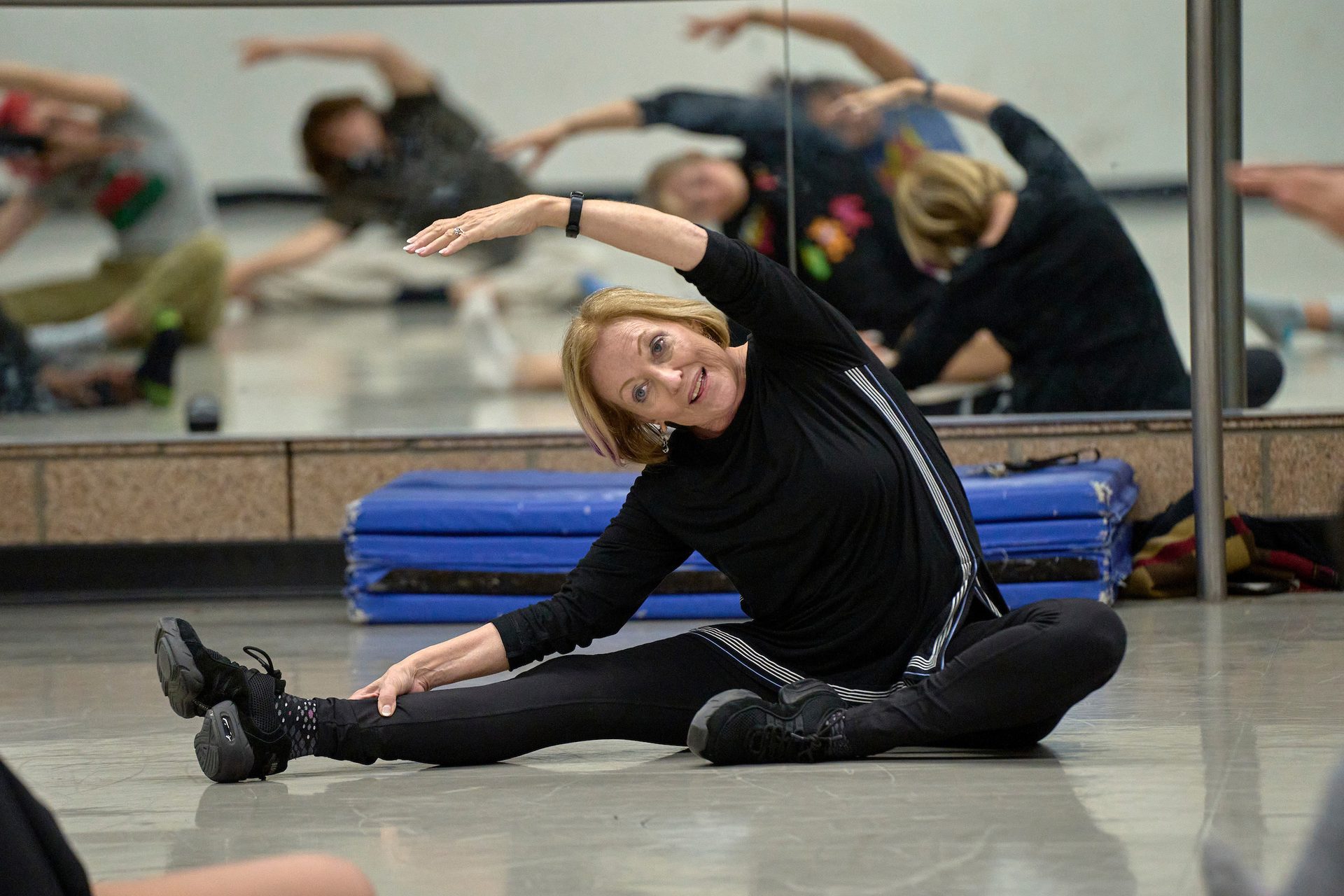 Performing arts, Knee, Entertainment