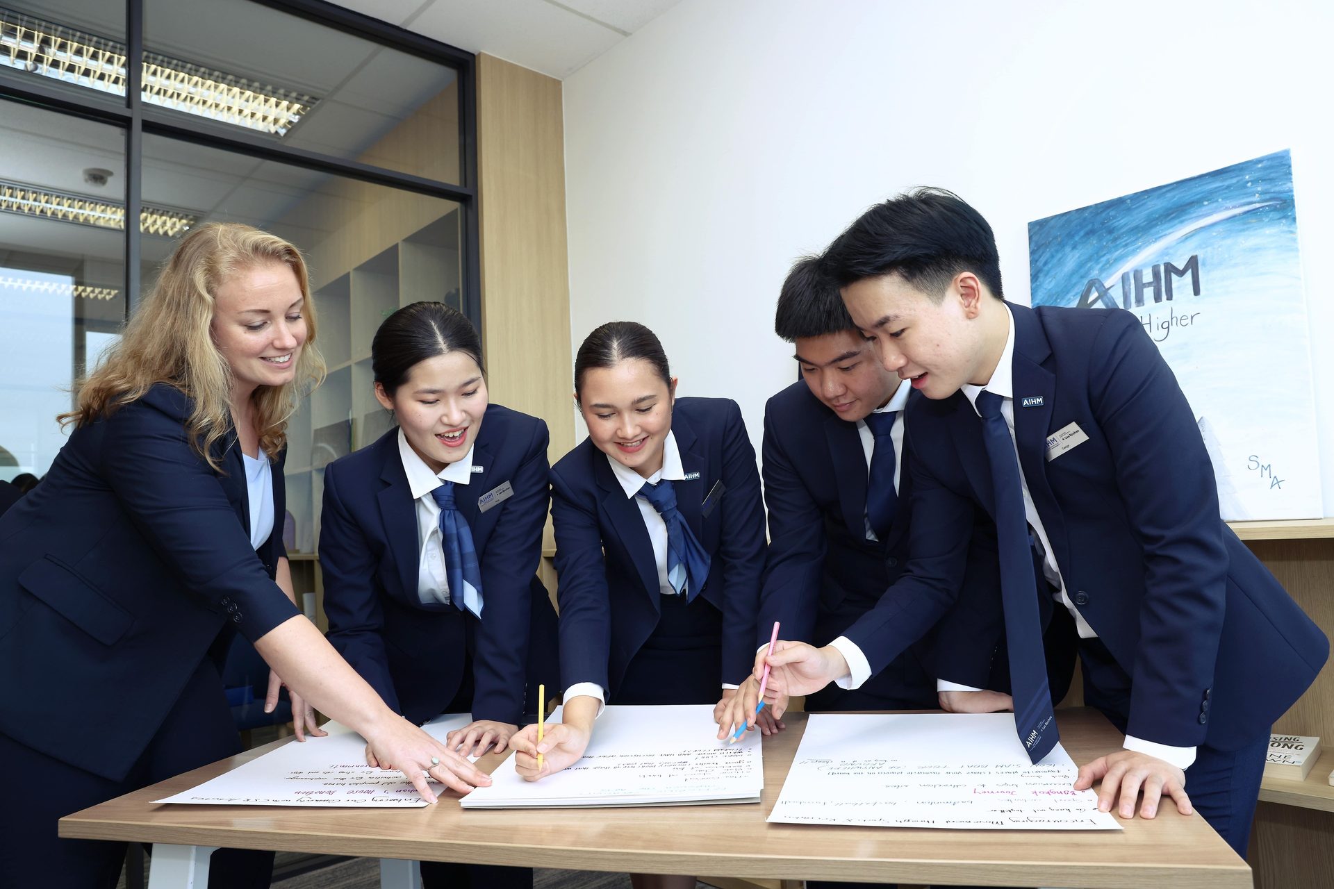 Facial expression, Formal wear, White-collar worker, Smile, Collar, Coat, Necktie, Uniform, Blazer, Job