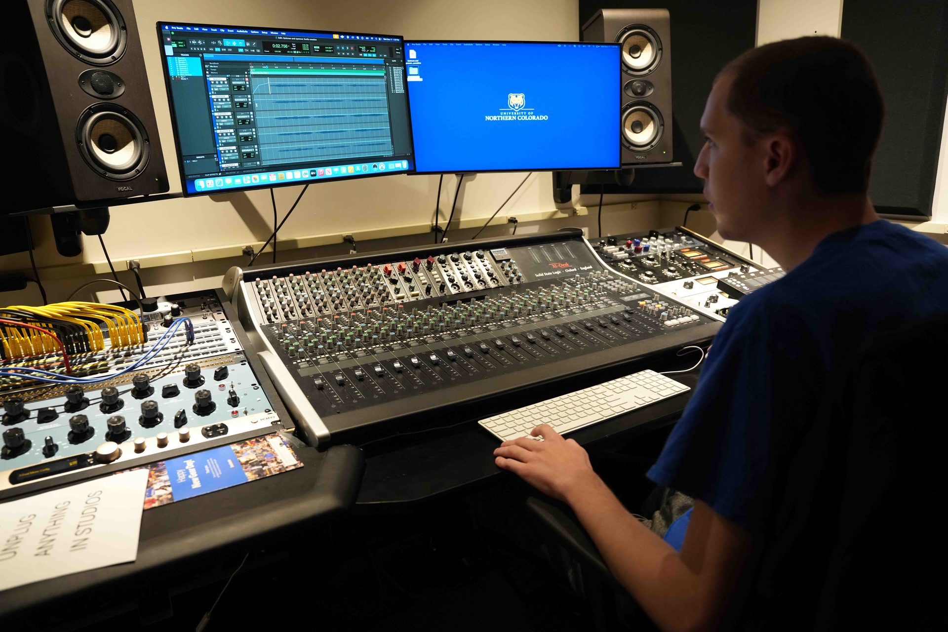 Electronic device, Audio equipment, Personal computer, Mixing console, Studio, Electronics, Furniture
