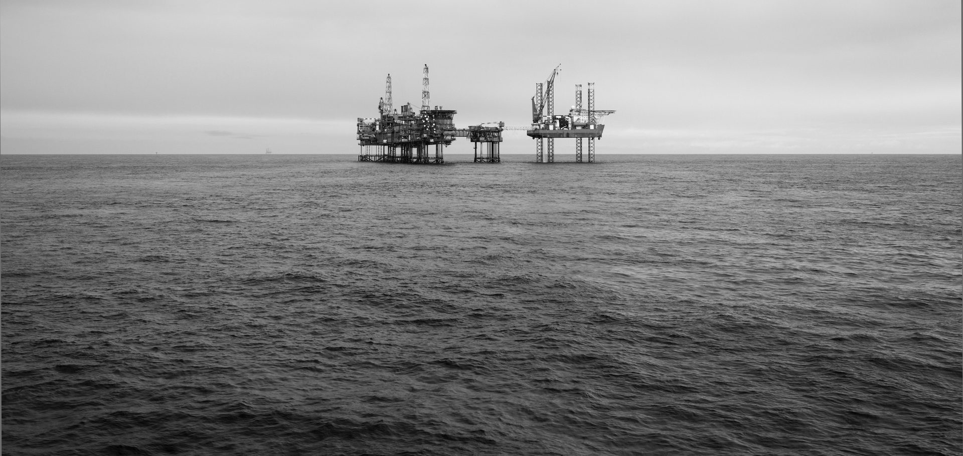 Body of water, Offshore drilling, Sky, Cloud, Fluid, Black-and-white