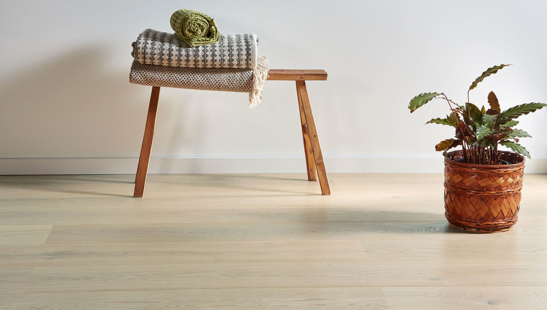 Natural material, Furniture, Plant, Flowerpot, Houseplant, Wood