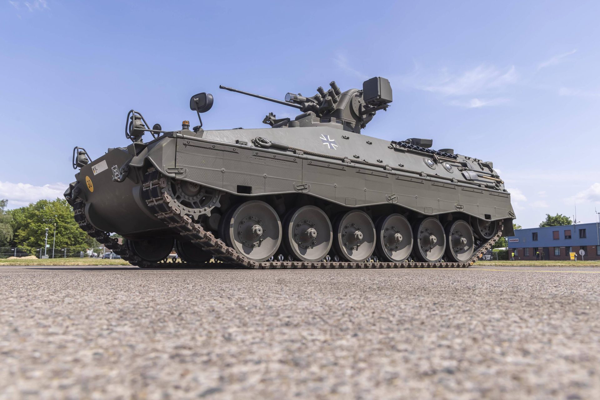 Self-propelled artillery, Combat vehicle, Automotive tire, Sky, Wheel, Cloud, Tank, Army