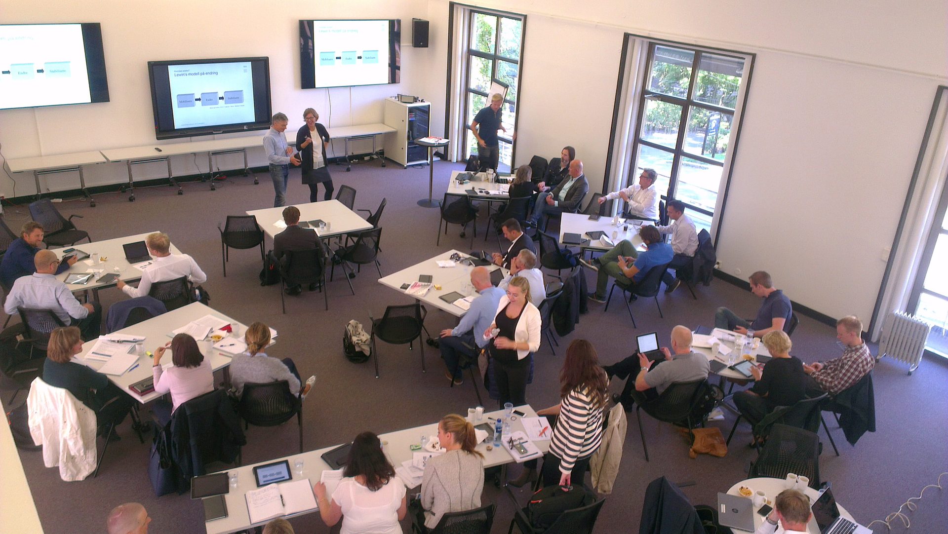 Electronic device, Conference hall, Furniture, Chair, Table, Technology, Presentation, Desk, Seminar