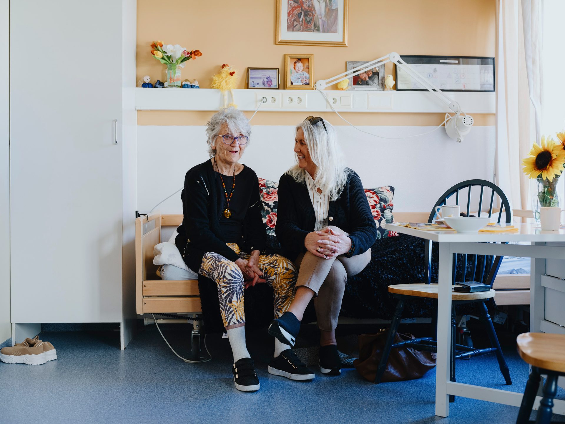 Eldre kvinne med datter på sykehjem