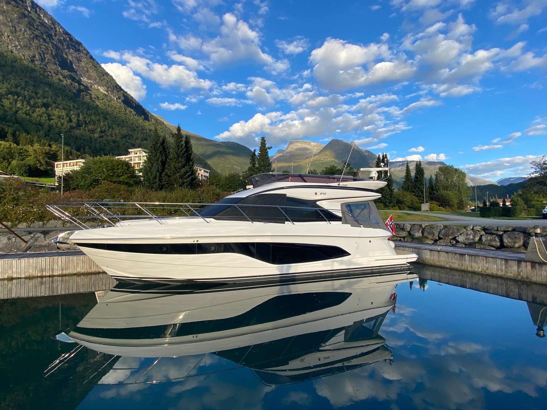 Water resources, Naval architecture, Cloud, Sky, Boat, Watercraft, Vehicle, Azure, Mountain