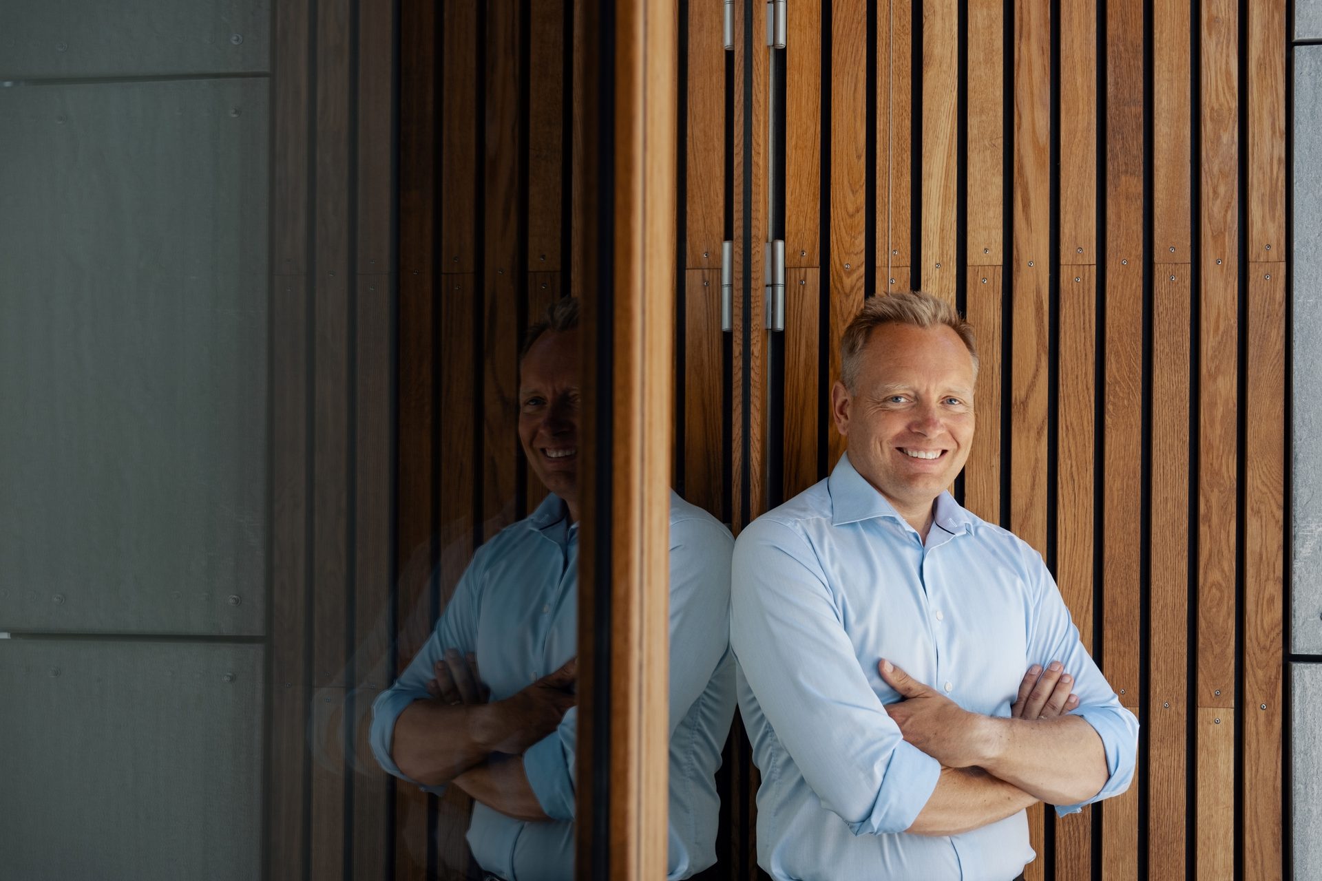 Dress shirt, Smile, Sleeve, Fixture, Gesture, Wood, Collar