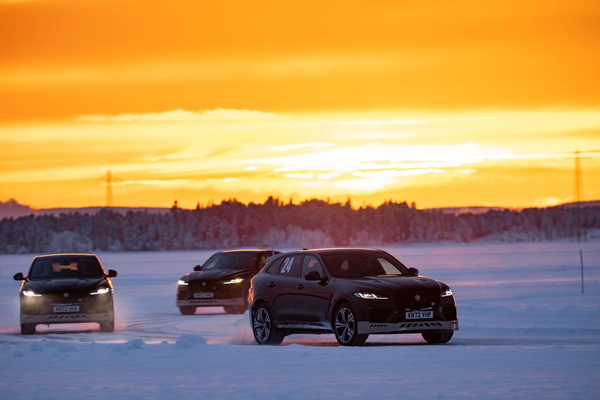Land vehicle, Ice racing, Automotive lighting, Tire, Wheel, Car, Cloud, Sky, Snow