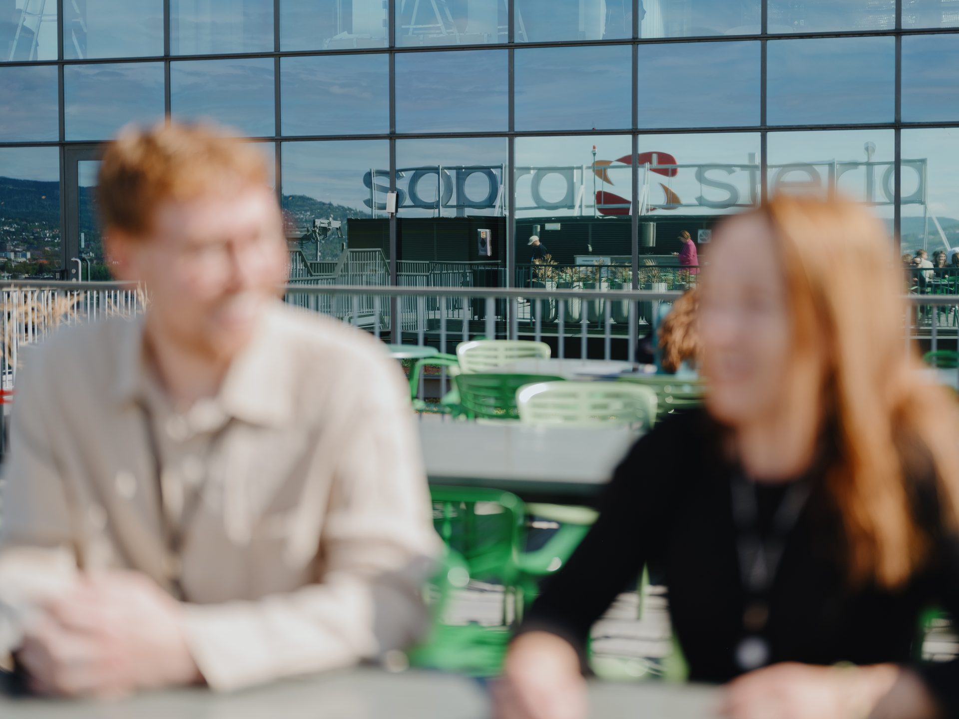Medarbeidere i Sopra Steria på takterrassen