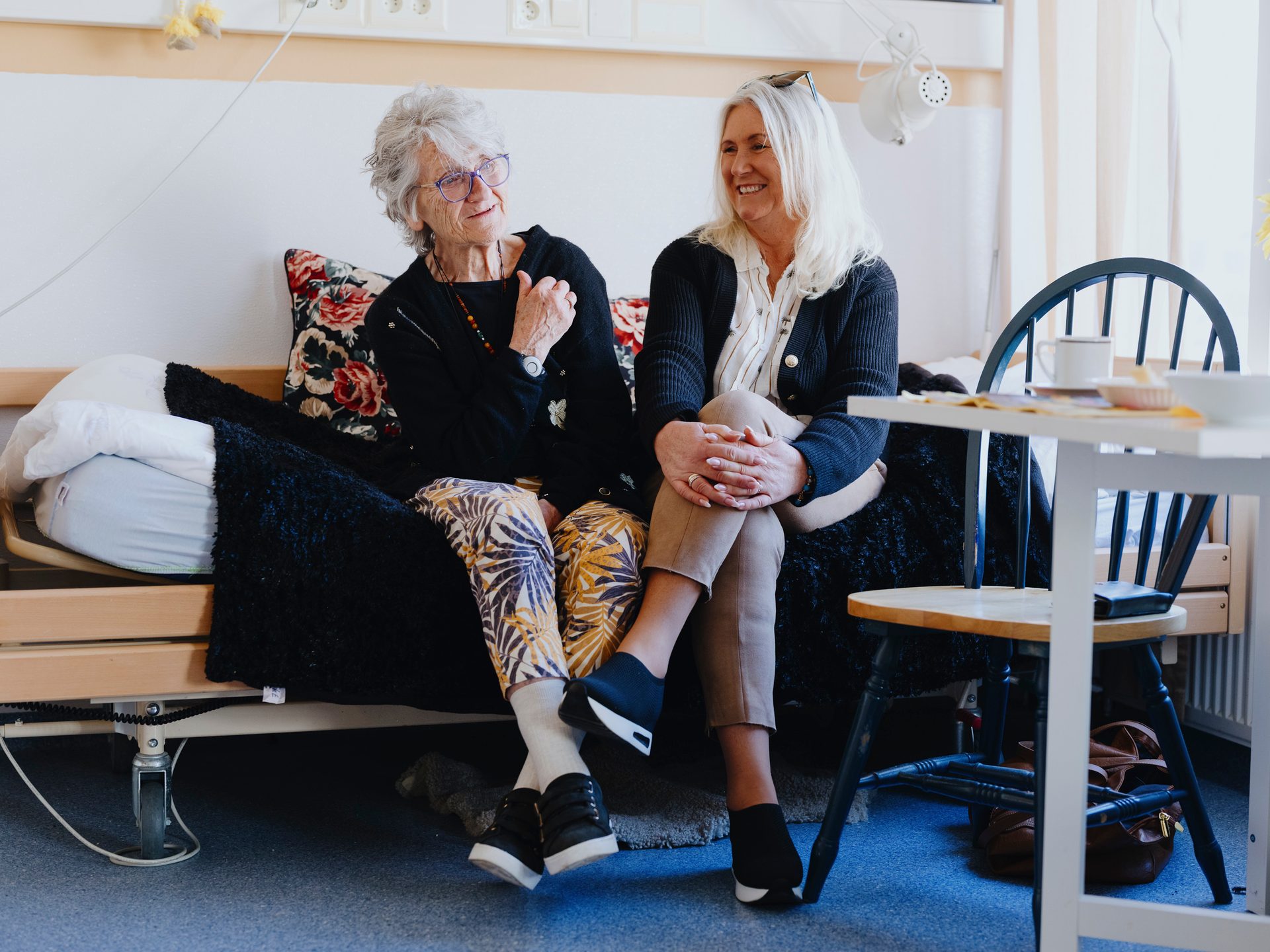 Eldre kvinne med datter