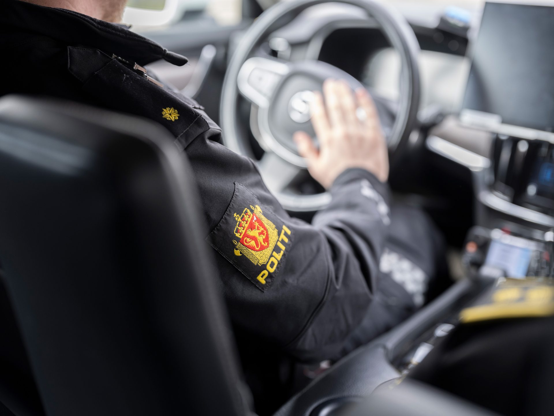 Politimann i bil