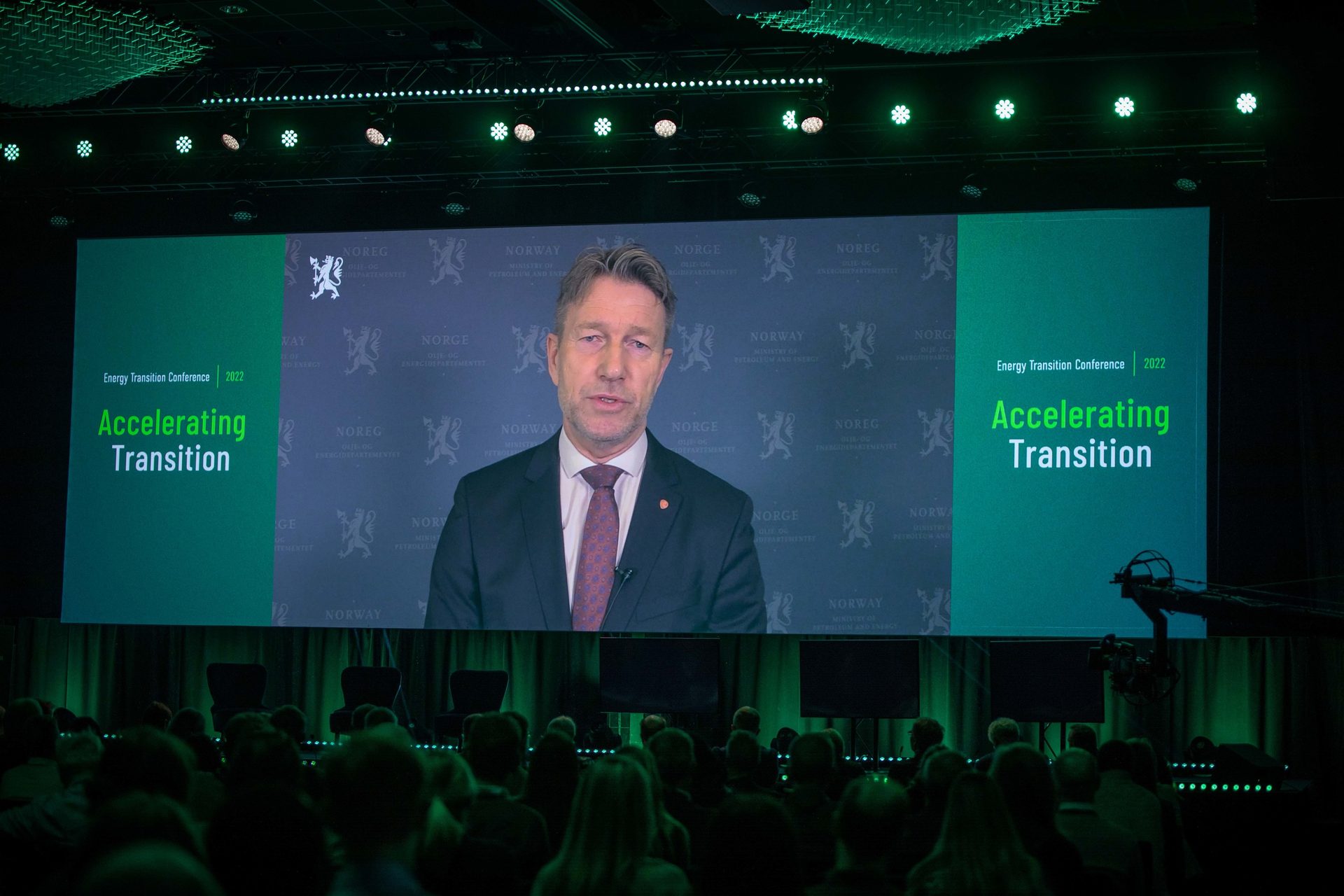 Projection screen, Public speaking, Coat, World, Tie, Lighting, Spokesperson, Chair, Suit