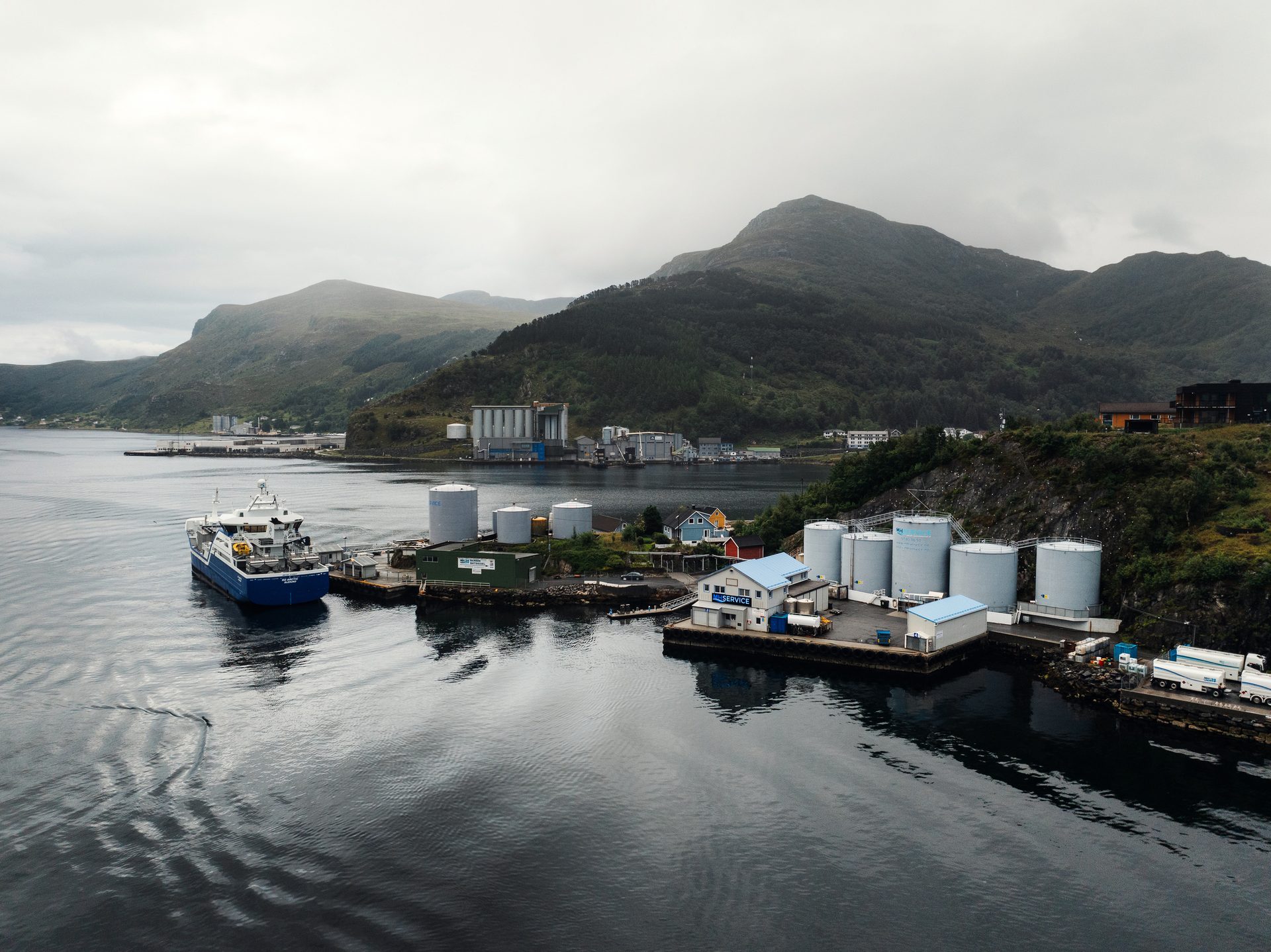 Coastal and oceanic landforms, Water resources, Cloud, Sky, Mountain, Boat, Watercraft, Lake, Building