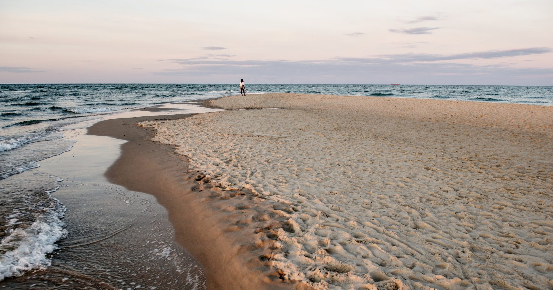 Coastal and oceanic landforms, Water resources, Natural environment, Sky, Cloud, Beach, Azure, Sunlight, Wood