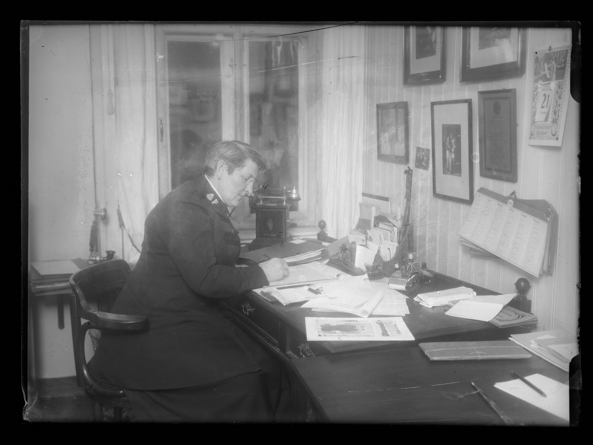 Black-and-white, Style, Desk