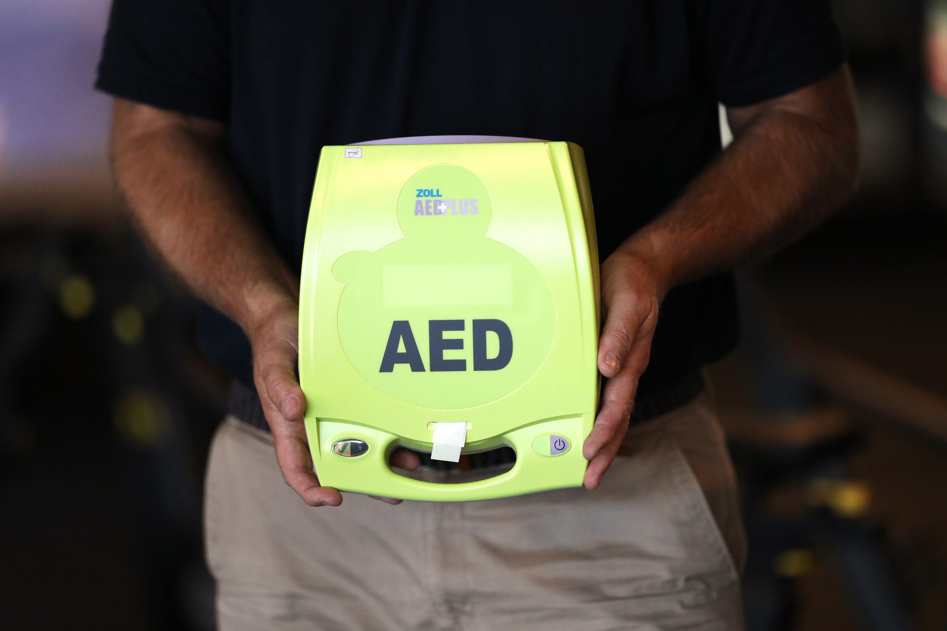 High-visibility clothing, Sleeve, Gesture, Bag, Finger
