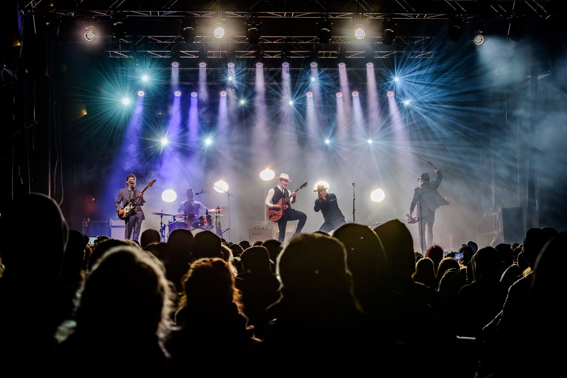 Musical instrument, Band plays, Performing arts, Musician, Concert, Guitar, Entertainment, Guitarist, Fashion, Music