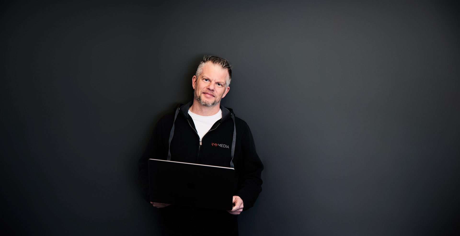 Flash photography, Laptop, Sleeve, Gesture, Computer
