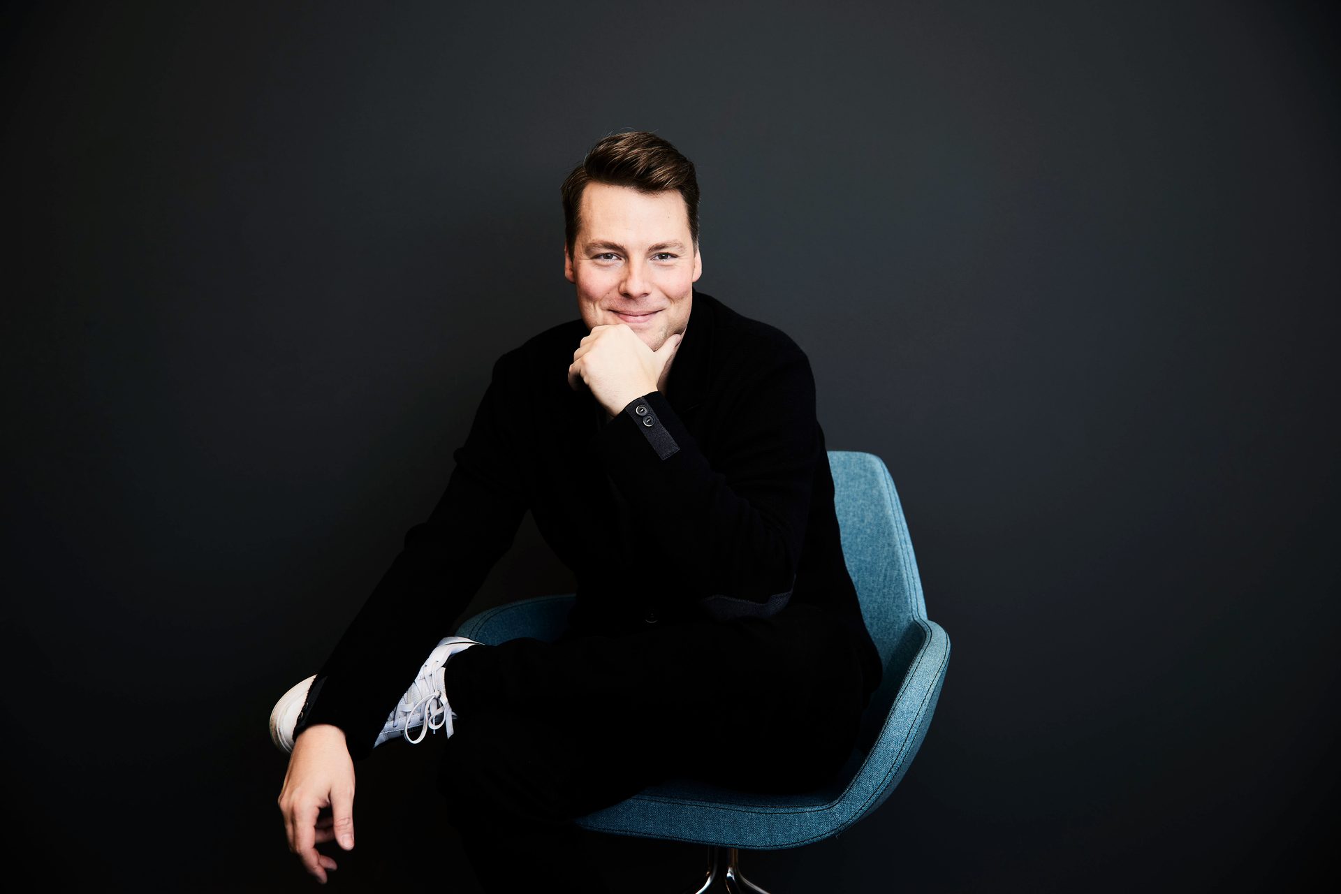 Flash photography, Dress shirt, Smile, Sleeve, Gesture, Knee, Collar, Comfort, Thigh