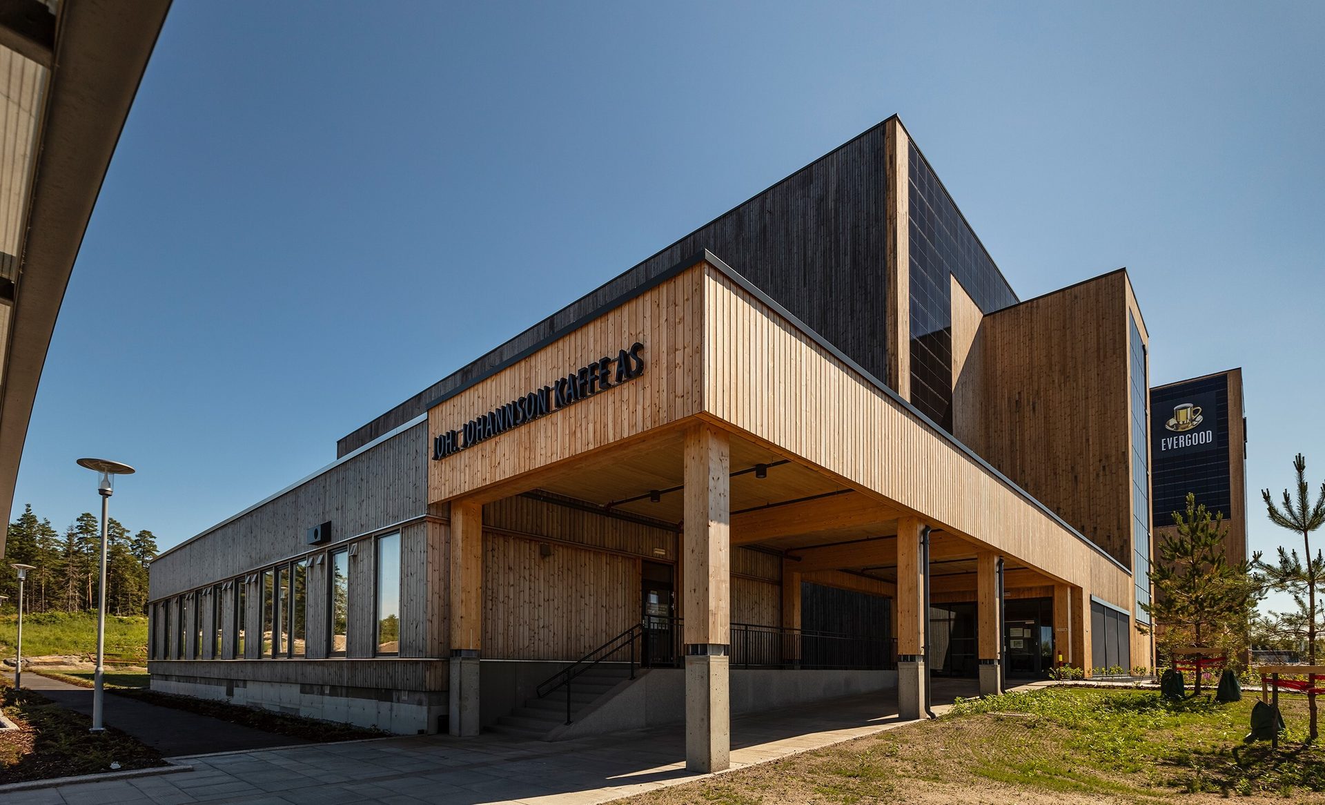 Composite material, Sky, Building, Wood, Architecture, Fixture, Shade, Tree