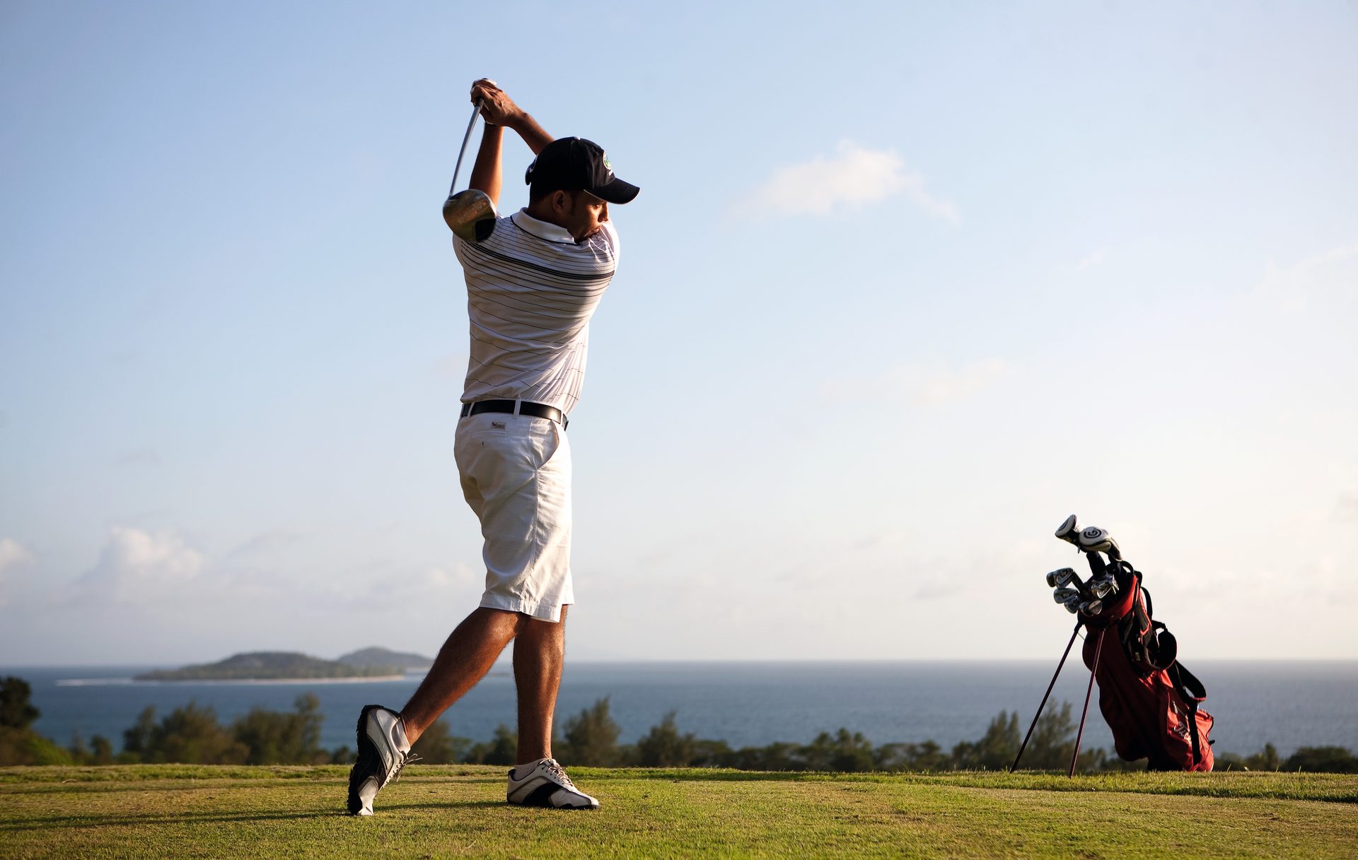 People in nature, Golf equipment, Flash photography, Professional golfer, Cloud, Sky, Plant, Standing