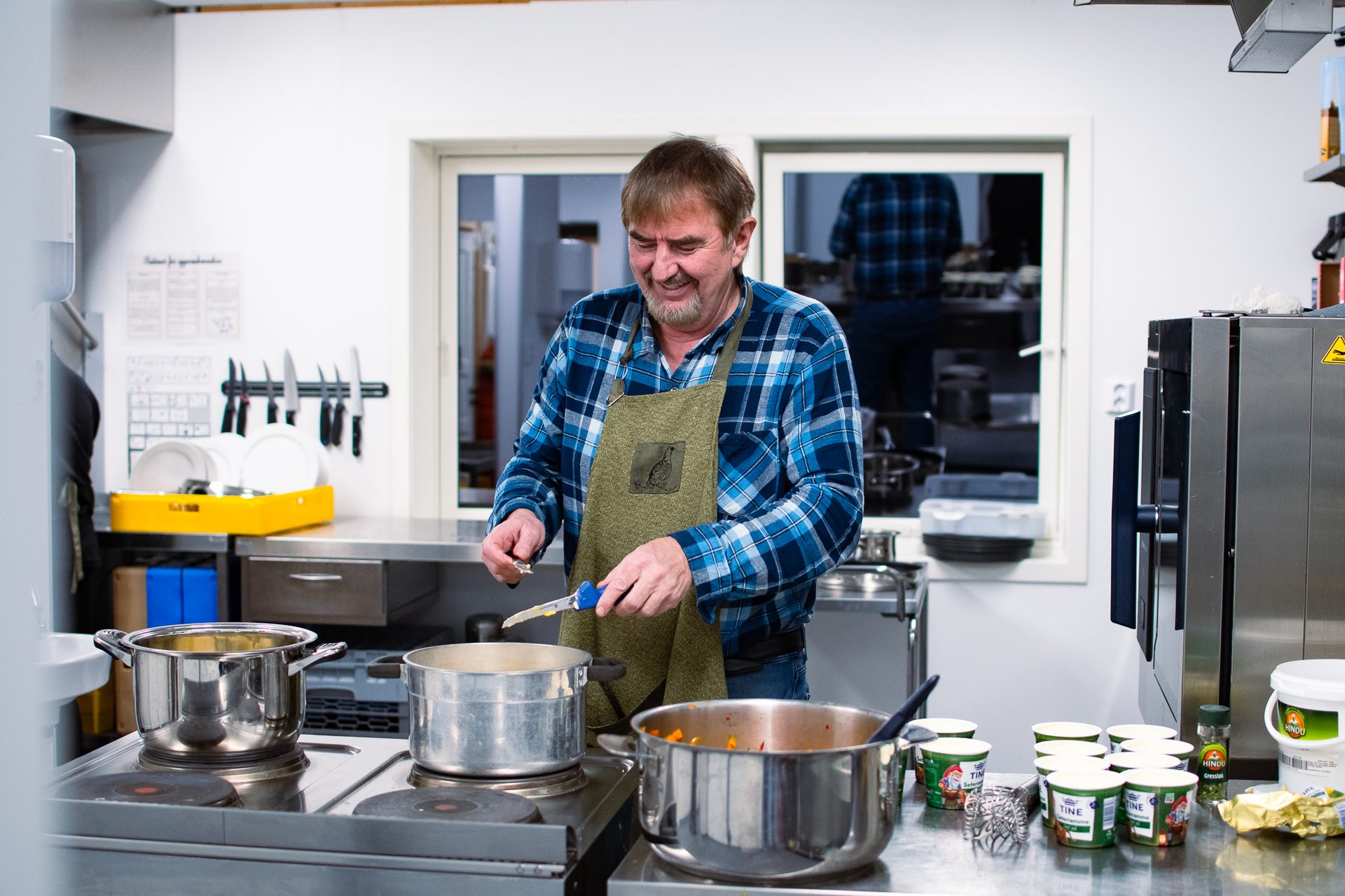Cookware and bakeware, Kitchen appliance, Countertop, Cooking, Food, Tableware