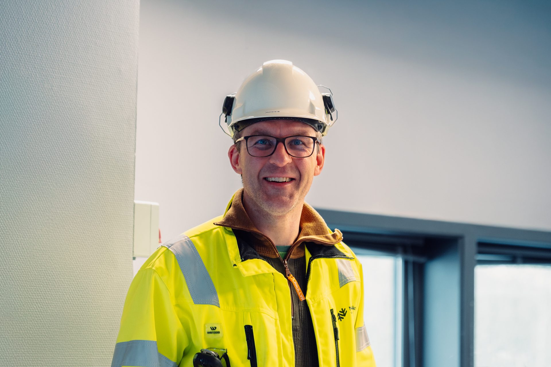 Personal protective equipment, Hard hat, High-visibility clothing, Head, Sleeve, Nose, Eyewear, Face, Glasses