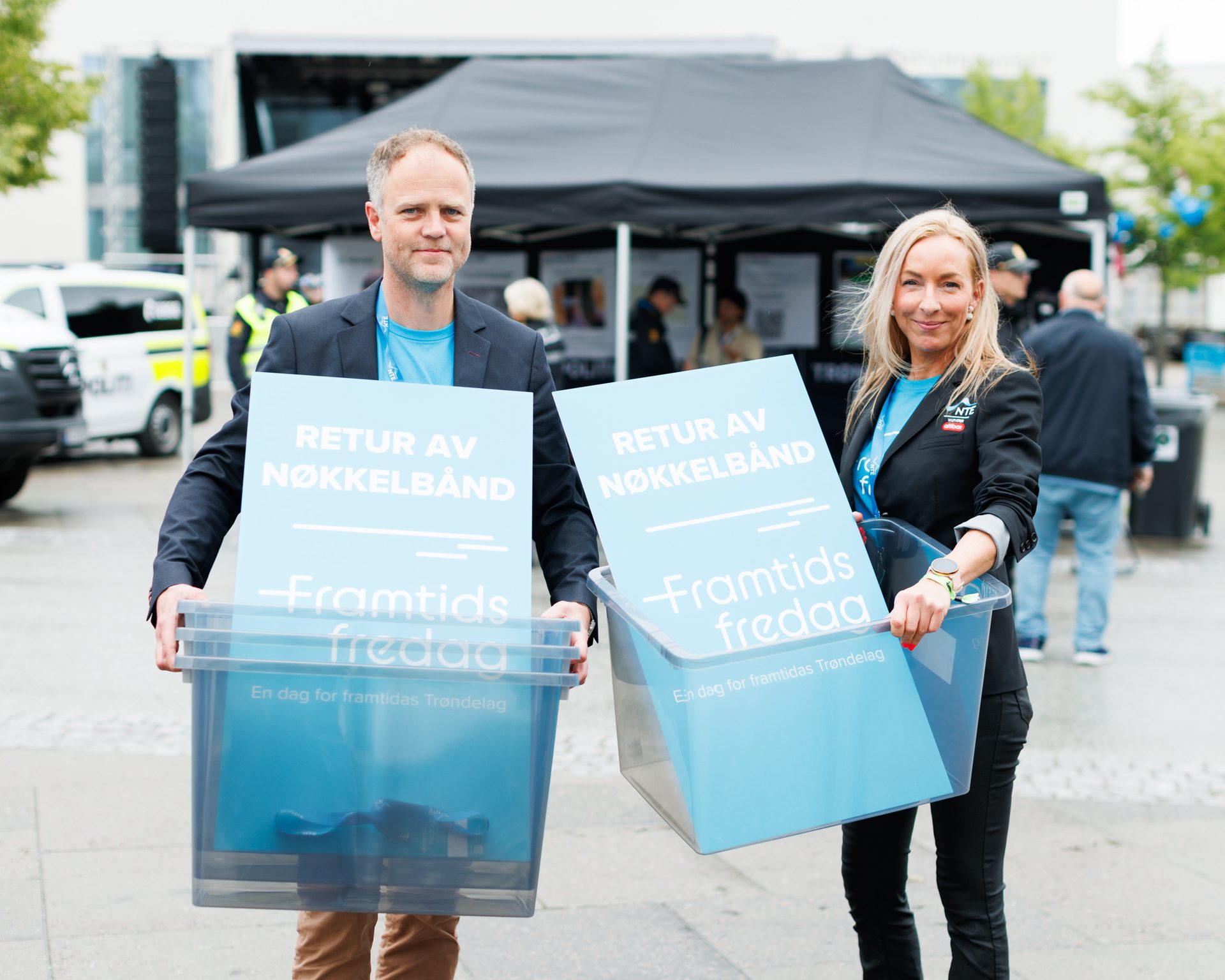 Sleeve, Outerwear, Smile, Jacket, Blond