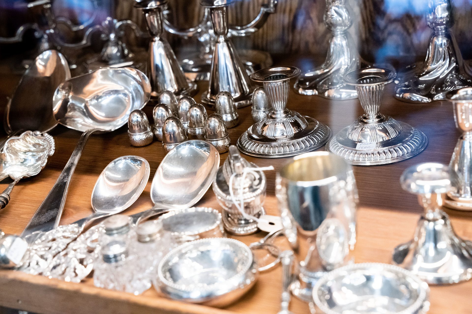 Tableware, Drinkware, Stemware, Dishware, Tablecloth, Textile, Serveware, Cutlery, Silver, Plate