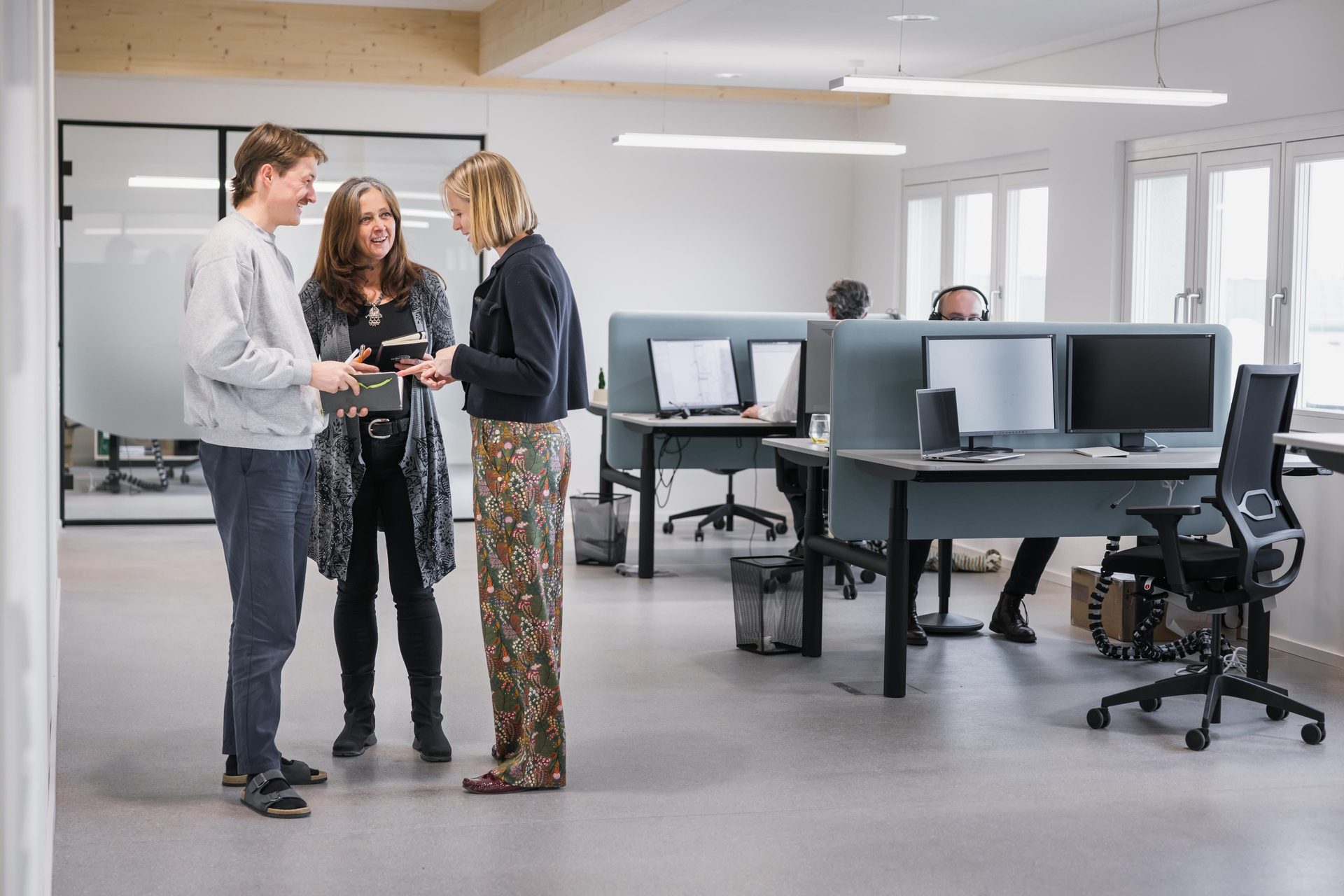 Electronic device, Office Equipment, Computer monitor, Interior design, Furniture, Desk, Peripheral, Table