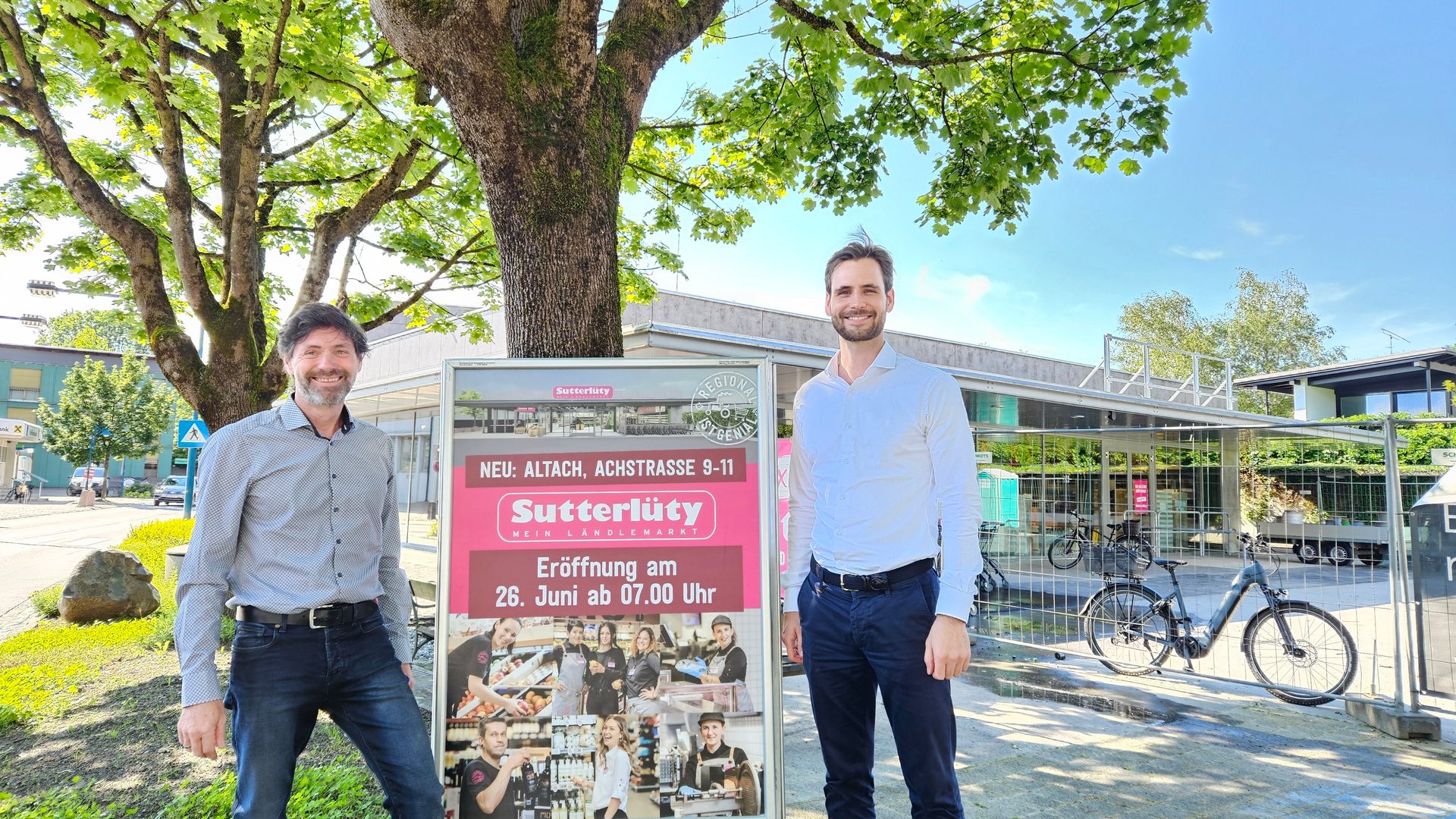 Bicycles--Equipment and supplies, Bicycle tire, Wheel, Plant, Smile, Sky, Tree