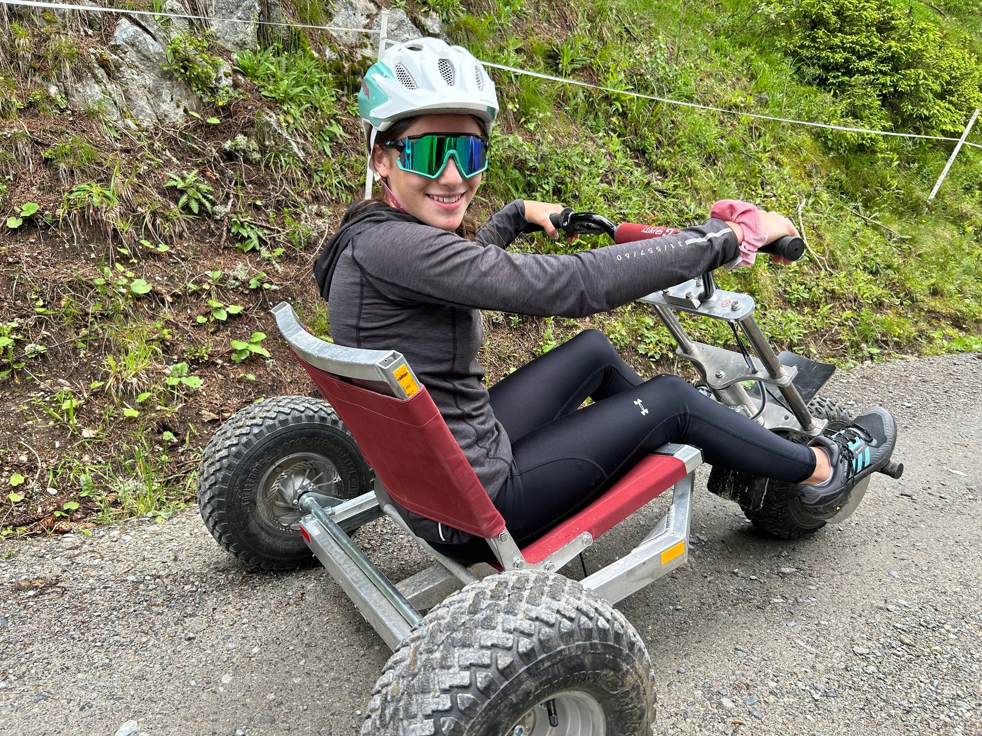 Land vehicle, Automotive tire, Sports gear, Wheel, Helmet, Tread, Fender